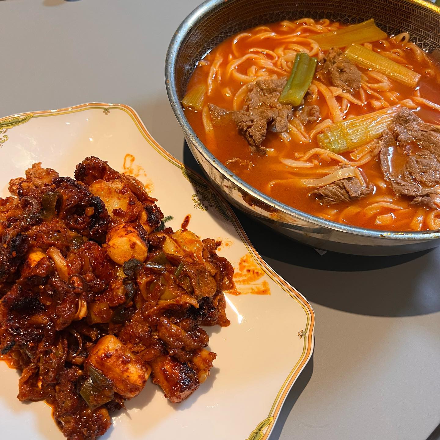 #협찬 #마이셰프밀키트
[야채 고기 가득한 건강한 밀키트]

마이셰프 밀키트 쭈꾸미 삼겹살과 육칼국수를 해먹었는데요, 밀키트로 되어있어서 조리하기 너무 편했어요...! 

조리법도 엄청 자세하고 정확하게 나와있어서 요리 똥손도 실패하지 않을 수 있슴당😆

저는 사실 마이셰프 밀키트 자주 먹는데요 여기만큼 야채랑 고기 많이 주는 곳이 없어요ㅠ 음식도 넘 맛있... 삼겹살도 싱싱하고 쭈꾸미도 알이 큰편이라 너무 맛있었습니다...ㅎㅎ
육칼국수는 약간 장칼국수처럼 꾸덕하고 점성이 있는 국물이라 가을에 딱! 요즘 피곤했는데 이거 먹고 힘났어요

특히 큐커 있으신분은 그냥 큐커 넣어버리면 알아서 조리되니 꼭!!!! 마이셰프하세요💕💕

#협찬 #마이셰프 #밀키트 #밀키트추천 #매운맛 #매운음식 #기분좋은매운맛 #매콤한맛 #스트레스해소 #쭈꾸미삼겹살 #쭈삼 #육칼국수 #캠핑밀키트