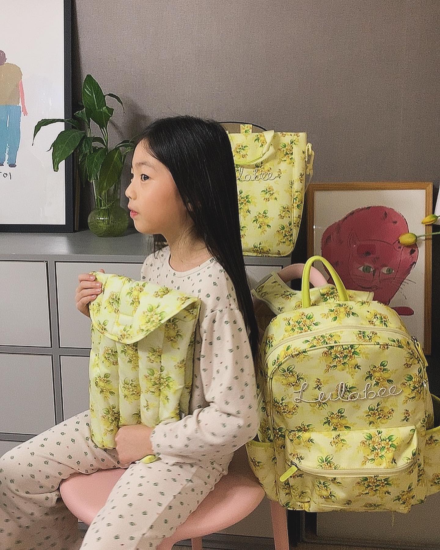 #협찬 My first bag, little bag

룰라비에서 새로나온 태블릿파우치
아이들 태블릿이 쏙 들어가는 사이즈로 
룰라비 스쿨백과 세트인 패턴으로 제작되었어요.

룰라비, 윙켄 스쿨백 세트 구매시 태블릿 파우치 증정 프로모션 
진행중이랍니다.
한정수량으로 소진시 마감되니 아이들 가방 고민중이라면 
너무 이쁜 룰라비 책가방 구매하시고 
엄마도 함께 쓰기 좋은 룰라비 파우치 득템하길 바래요

#리틀그라운드#룰라비책가방#룰라비#스쿨백#EVERYDAYLITTLE#초등학색가방#초등학생책가방#책가방추천