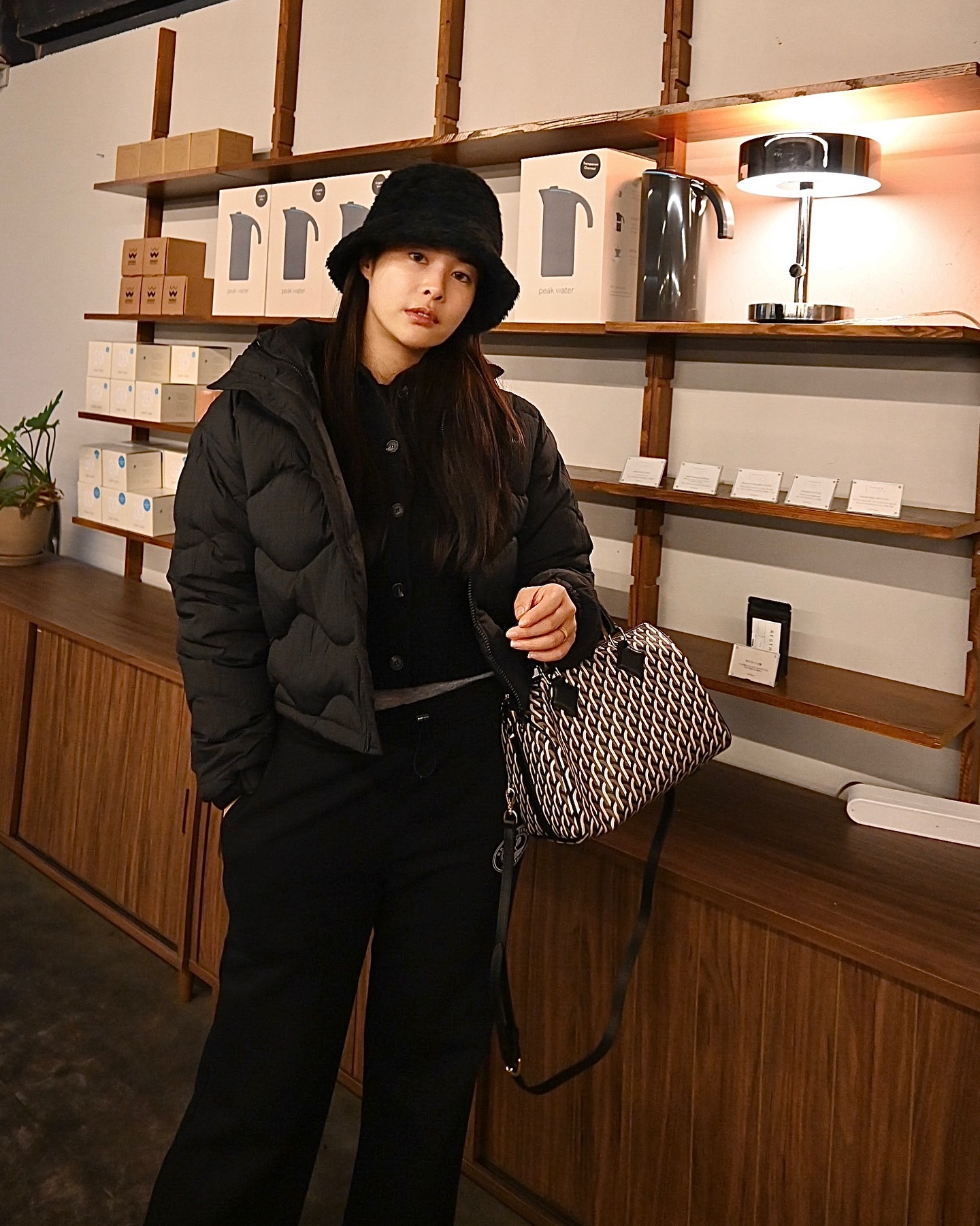 .
.
겨울 모드로 돌입!
올블랙 패션에 포인트 딱:) (=◉ᴥ◉=)
.
.
따수미로 전환!
.
.