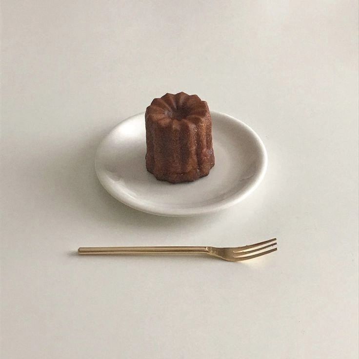 집 근처에 크림페이지라는 
수제 케이크 가게가 새로 생겼어요! 🎂 

배민으로 시켜서 휘낭시에랑 까눌레도 먹어봤는데, 
진짜 다 맛있는 거 있죠? 😍 

오랜만에 찾은 디저트 맛집이라 너무 행복해요. 

여러분 어떤 디저트 좋아하시나용?