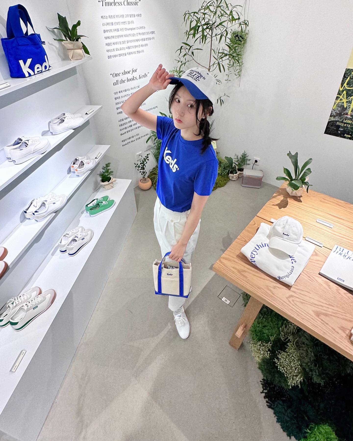 #광고 케즈(keds_korea)가 LCDC Seoul에 새로 오픈한, 성수 팝업스토어를 방문했어요🌿

봄 느낌 물씬 드는 산뜻한 공간에 일단 눈이 즐거웠고👀 중앙에 배치된 뜨개질 식물 작품이 어디를 사진 찍어도 좋은 구성이 되게 해줘요.

케즈에서 제공해 주신 반팔티와 스니커즈를 신고 갔는데, 둘다 어쩜 이리 잘 만들었죠••🫢 반팔티는 얇고 시원한 소재이나 톡톡한 면이고, 입었을 때 부담스럽게 붙지 않으면서도 슬림한 핏을 만들어줘요.

스니커즈는 신기하게도 발이 굉장히 작아보여요! 거기서 오는 얇쌍한 핏이 너무너무 맘에 들고🤍 매치하기도 편한데 스타일리시하기도 해서 기본템으로 꼭 구비해야할 것 같아요😉

팝업에서 신어본 메리제인이 말도 안 되게 예뻐서 탐나요💥 이런 디자인에 합리적인 가격대라니 당해낼 재간이 없네요?

팝업은 4/24까지라고 하니, 얼른얼른 달려가기🏃🏻‍♀️💨💨
.
.
.
.
.
.
.
.
#케즈 #성수 #팝업 #성수팝업 #LCDC성수 #케즈팝업
#Keds #케즈신발 #케즈스니커즈 #화이트스니커즈 #캔버스스니커즈 #케즈의류 #케즈티셔츠 #케즈반팔 #데일리룩