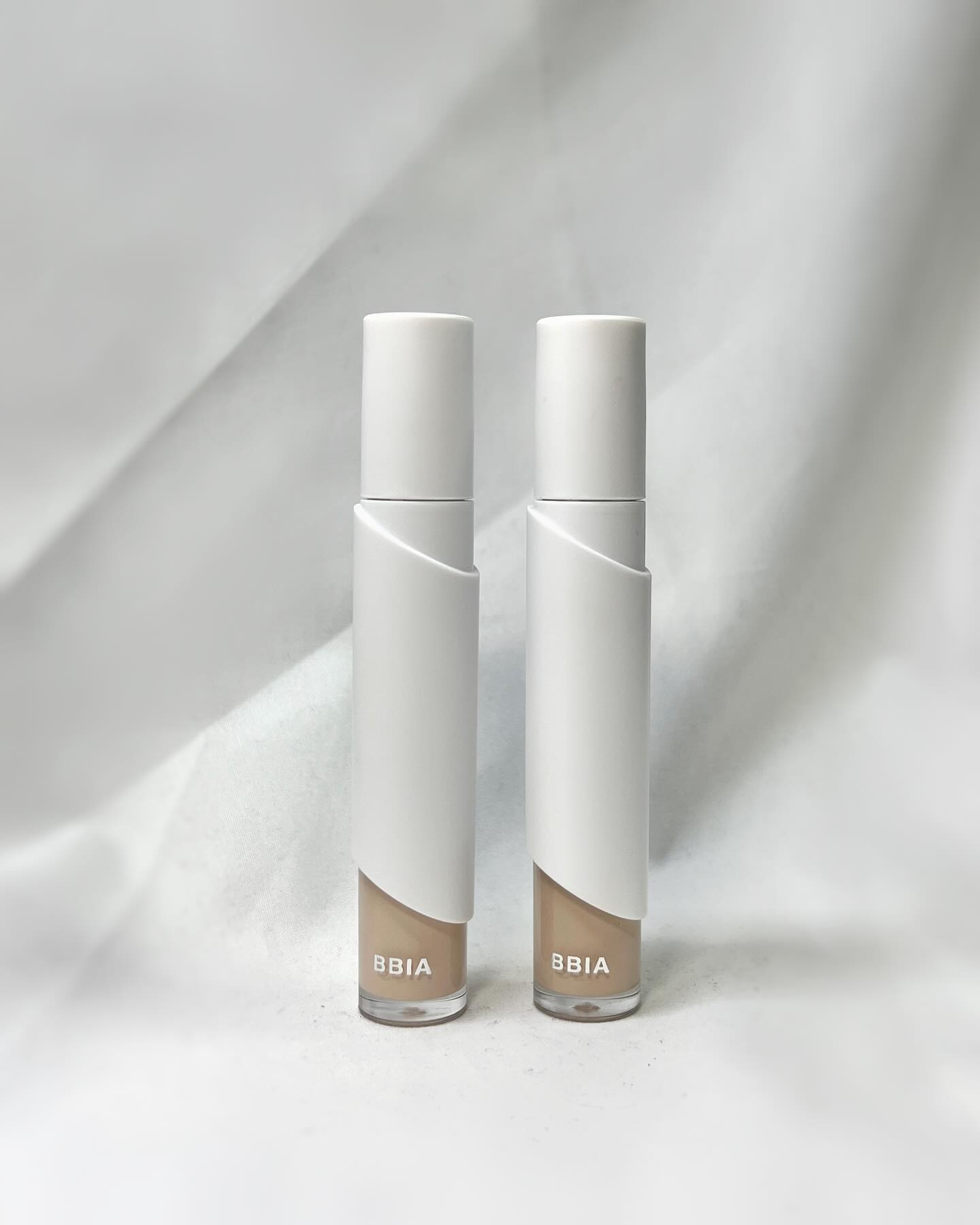 #내돈내산
[BBIA] EAU STAY CONCEALER
삐아 오 스테이 컨실러

이름에 'EAU‘가 들어간만큼 가볍고 워터리한 발림성을 보여주는 컨실러에요. 어플리케이터가 스파츌라 형태로 되어있어 도포하기 편리하고, 사용 후 닦아내어 위생적으로 사용할 수도 있답니다. 파데 대신 사용할 수도 있다는데 직접 해보니, 옆에 파데 놔두고 일부러 이걸 파데로 쓰진 않을 것 같지만 (좀 건조해서 볼 부분 들뜸) 확실히 급할 때는 유용할 듯해요. 컬러가 예쁘더라고요. 그리고 어디 멀리 왔는데 스파츌라 안챙겨왔을 때 이거 닦아내고 써도 될 듯! 얇은 제형이라 다른 컨실러들보다 커버력은 조금 떨어지는 것 같지만 확실히 컨실러 특유의 답답한 느낌이 덜해서 좋네요.

.

.

.

#코덕 #탠템 #삐아 #삐아컨실러 #오스테이컨실러 #삐아오스테이컨실러 #컨실러 #컨실러추천 #올리브영 #올영추천 #올영추천템 #메이크업 #베이스메이크업 #makeup #basemakeup #concealer #liquidconcealer #bbia #oliveyoung #eaustayconcealer