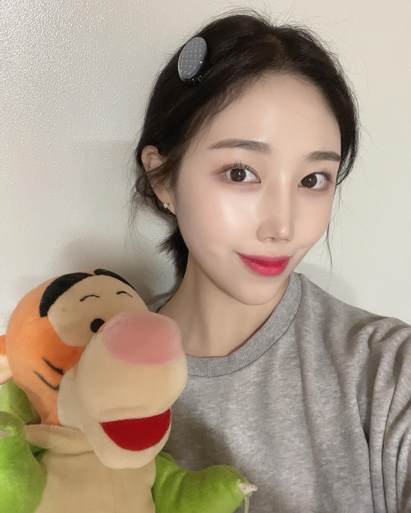 헤어핀도 패션이라면서요🫣

#아즈나브르 🤍

일반 플라스틱 소재가 아닌
고급 소재인 셀룰로오스 아세테이트를 이용해
더욱 튼튼하고 고급지더라구요 :)

직접 써보니까 더이상 다른 헤어악세서리는 이용 못하겠는,,?
무조건 아즈나브르 이용하게 만드는 매직✨

포니테일 할 수 있는 머리끈부터
다양한 스타일링 연출 가능한 핀 종류들까지
여긴 정말 없는게 없더라구요

선택의 폭이 정말 넓어서
주변에 선물하고 싶다면 나이, 취향 등등 맞추어
고급지게 선물 가능한 것 같아요🐣
무조건 추천하는 브랜드!

지금 홈페이지에서 핫딜 상품도 있으니까
구경해보세요👑