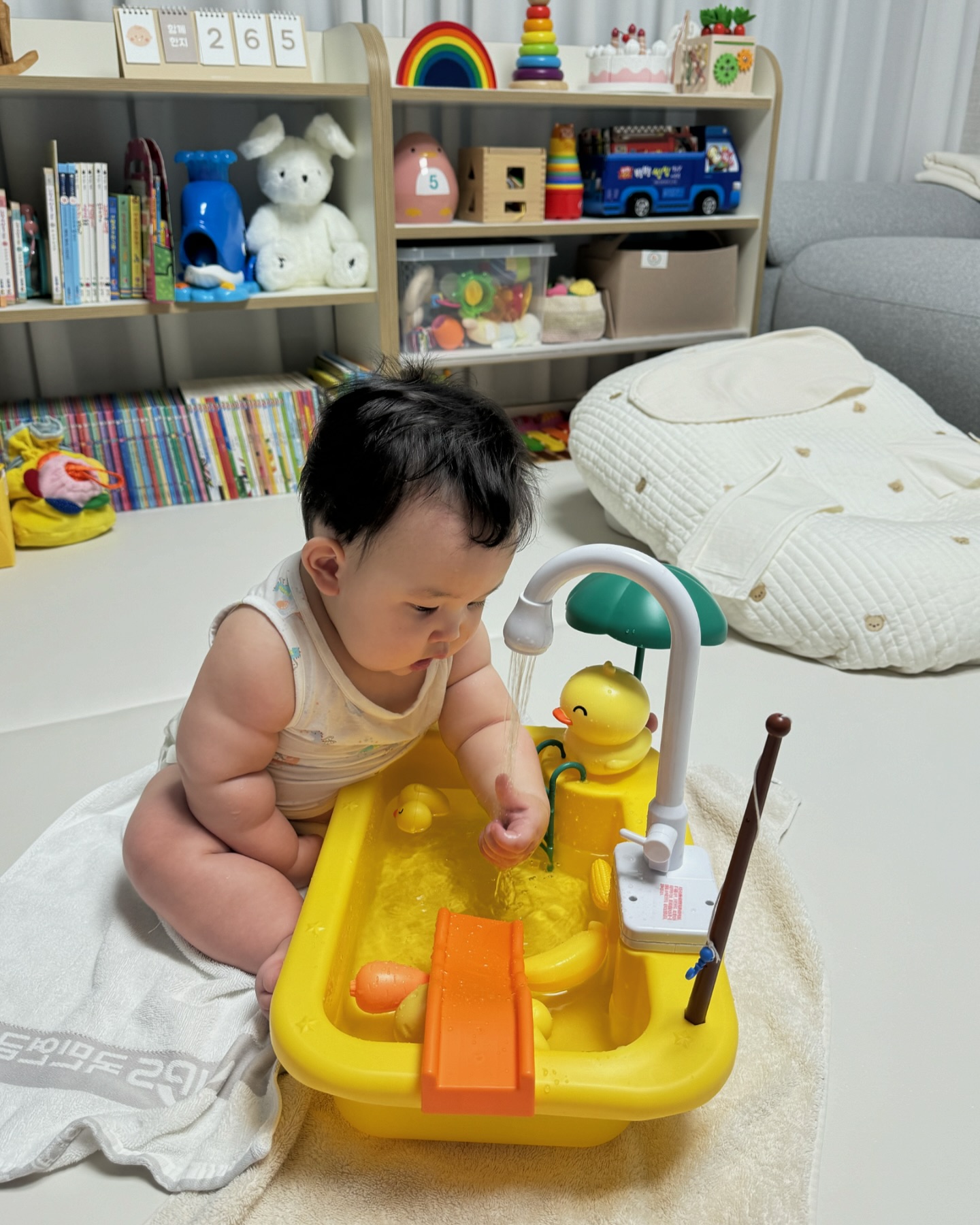 도준이가 제일 좋아하는 물💧
쪼르르 흐르는 물 마음껏 만지며 해피한 하루 보내기☺️☺️

#싱크대물놀이 #물놀이장난감 #싱크대장난감 #8개월아기놀이