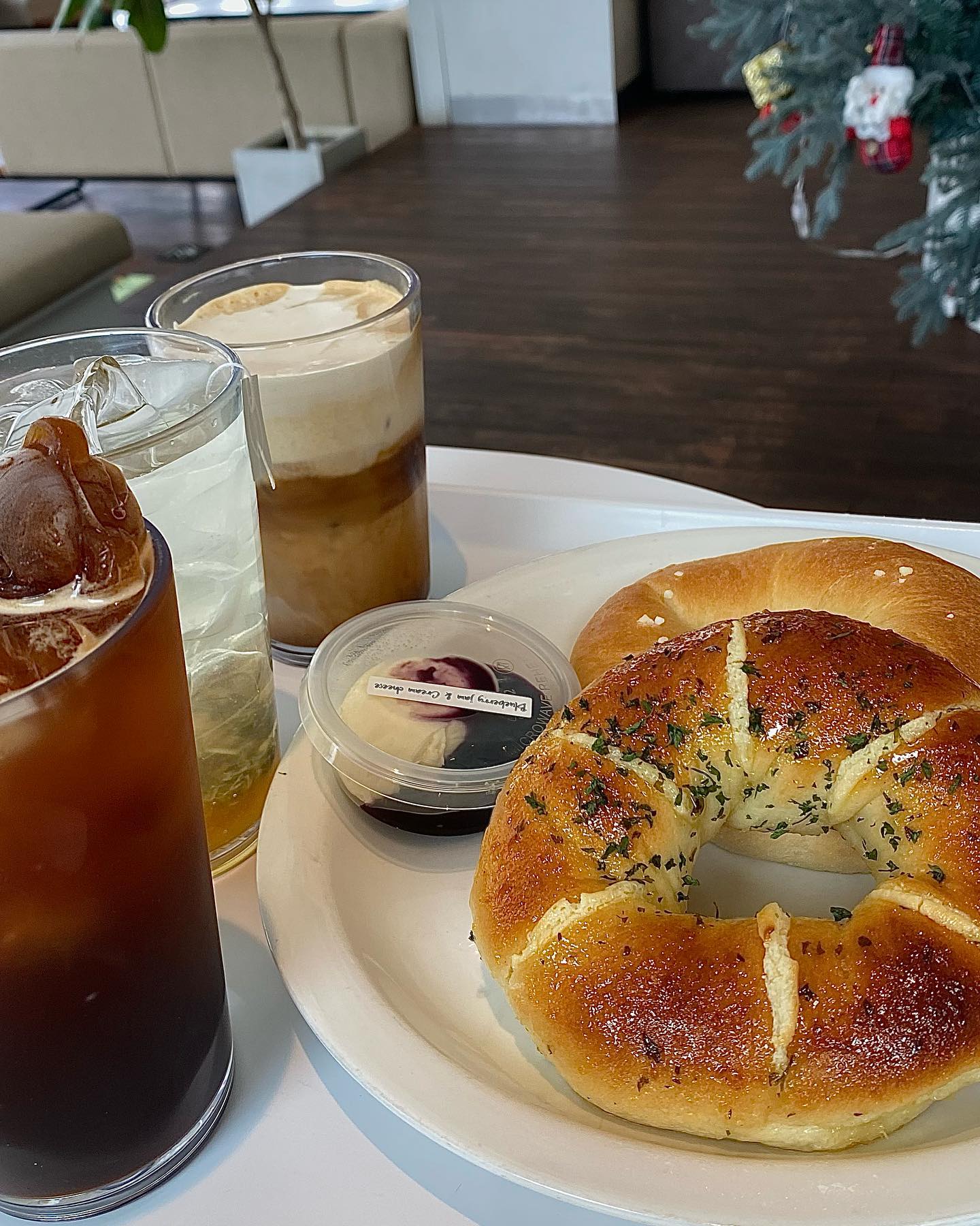 유량동 맛집으로 이미 많이 알려진 타타스베이글..ෆ⃛
육쪽마늘베이글,글레이즈드베이글,샌드위치베이글까지 있어 식사에서 디저트까지 해결가능🫠🫠
협찬이었지만 너무 맛있어서 내돈주고 몇개 더 포장해올정도..🤍
크림치즈도 대파,애플시나몬,바질 등 다양한 종류가 있어용

📍위치: 충남 천안시 동남구 태조산길 220-3 충남 천안시 동남구 유량동 56번지

🐶😺반려동물 동반가능
#타타스베이글 #베이글카페 #베이글맛집 #베이글 #유량동카페 #유량동맛집 
#유량동 #천안카페 #카페 #카페스타그램 #카페추천 #카페투어 #카페맛집 #천안맛집 #타타스2인세트