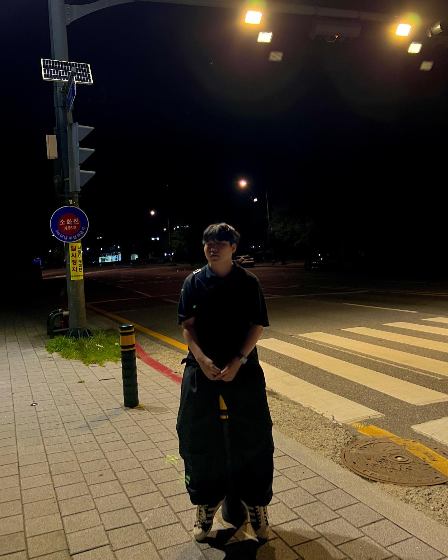 무채색 널 좋아해..

하지만!

사실 파스텔 컬러가 좋아..

그럼에도!

무채색을 버릴 수 없어..