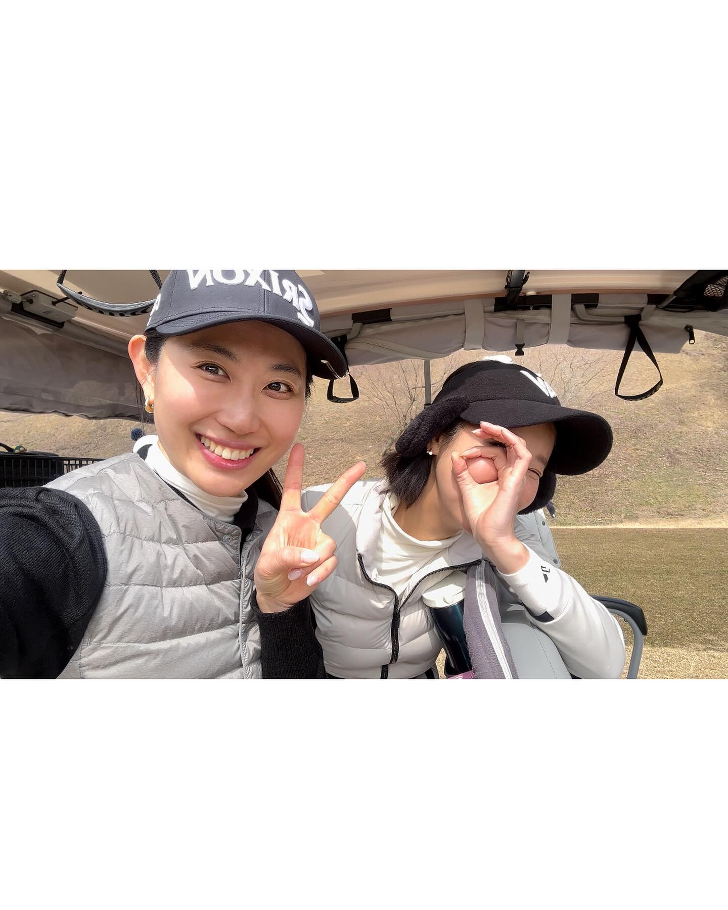 호떡 같은 나와 계란 잘 굽는 천프로랑 🤣

열흘만에 다녀온 어제의 란딩은
산을 타는 기분이였다랄까….⛳️
내 다리 ㅎㄷㄷ

내리막 경사만 있는줄 알았는데,,,
그렇게 높은 오르막 경사는 첨이였고 ㅋㅋ
( 골린이니까요…)

벙커에 하도 많이 빠져 두려움 없던 나도
내 키보다 높은 벙커들과 ( 벙커는 왜 그렇게 많은거뉘…)
다양한 크기의 해저드로
마인드 다 털리고 체력도 다 털렸지만
그래서인지 더더욱 또 가고 싶은 골프장
#이글몬트cc 

(지난번과 옷이 비슷하지만 다른 숨은그림 찾기ㅋㅋㅋ)
이번엔 히트텍 2장!!
나는야 #골린이 #골친자
#어제 영상11도🤩#공치기좋은날 
#날씨요정#히트텍2장🤣
#안성골프장 #용인인근골프장 #명랑골프#봄골프 #골프연습장 
#골프장추천