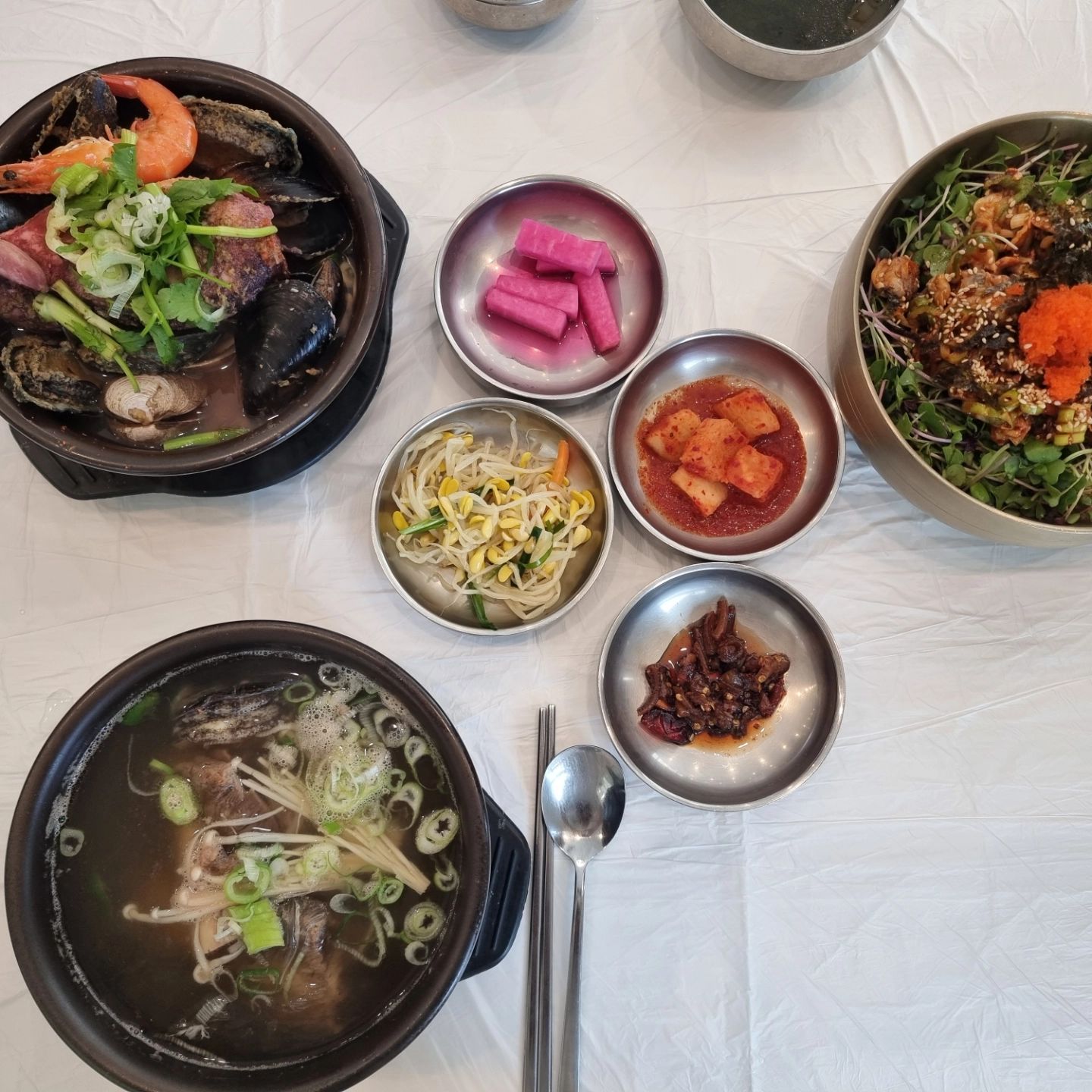 #협찬#부천시청맛집#통영식당 입니다💞

인친님들🤗
연블리 맛난거 먹고왔어요!
신선한 해산물이 가득한 부천에 통영식당이라는 곳이에요👍

해물뚝배기 전복갈비탕 꼬막비빔밥먹었어요 
비빔밥은 미역국이 같이나오는데 미역국엄청 맛나요👍
해물뚝배기 전복에 푸짐한 각종 해산물까지🙊
보양식이구만요 ㅋㅋ몸보신느낌 팍팍~~

갈비탕도 국물부터 갈비까지 제입맛에 잘맞는~~
맛있었어요😊
평일4시 타임인데도 손님이 꽤있더라구요 맛집인증🙆

울 인친님들 맛있는 하루 보내시고 몸보신 챙기세용❤️🩷

 #중동맛집 #부천맛집#부천해물뚝배기#리뷰노트#부천통영식당#통영식당부천#부천해물맛집#부천해물탕