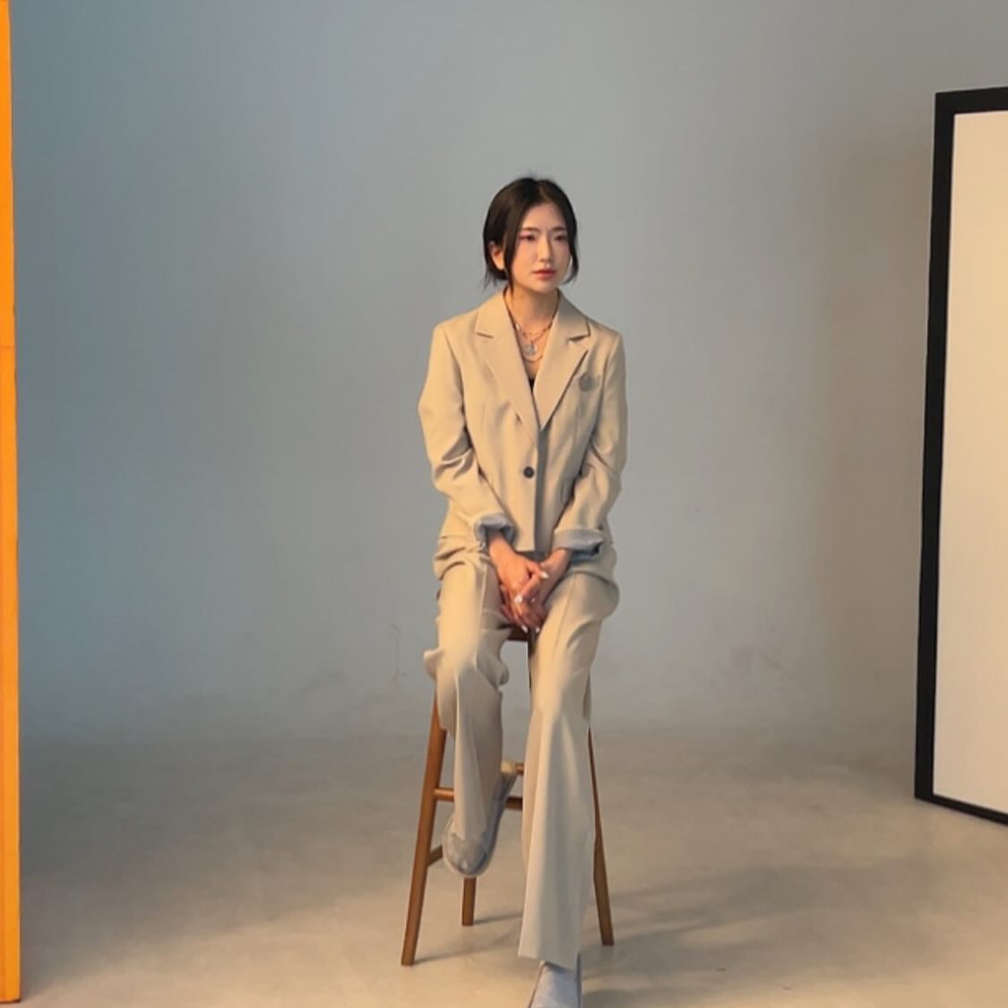 2024년을 맞이해서  찍어본, 뉴 #프로필사진 
메이크업 2시간하고 PPT로 원하는 시안까지 찾아가고
원하는 느낌을 찰떡같이 이해해주신 작가님 덕분에 탄생한 
넘 맘에드는 프로필! 

두산동에 위치한 #모임스튜디오
위치도 정말 좋고 #리마인드웨딩 으로 유명한 곳답게
드레스도 왕창 구비하고 계신곳

#엄마랑딸, 함께 혹은 부모님 리마인드웨딩 선물로도  모시고 가면 정말 좋을 것 같아요!