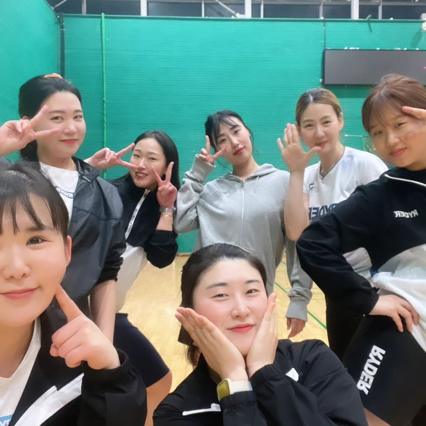 이런 밤양갱 가튼 우리 퀸멤버들🩵
그냥 너무이쁘쟈나❤️
운동도잘하고 재밋고 이쁘기까지하면어쩜?
사랑스럽다 내꺼들🫡역시 퀸이랑 운동할때가 가장 조하🏸
(P.s안나야 언니빨리잘한것만 내놔)
금요운동 수고들해따😆
yun.s0206 bori_heo re_v__er m__dh__t im_na_da_minton k.yee_sol 

올리지말란건 뒤로뺏쩌다들^^헷 말안듣는 청개구리
.
팀🩵team_____queen
스폰🏸ryder1_official
콕👉zebra_sports_official
.
team_____queen
ryder1_official
ryder_jaemin
ryder_jaeyeop
ryder_jaewook
ryder_jaedeok
ryder_jaemin_seo
zebra_sports_official
.
🧡퀸은 라이더와 지브라콕과 함께합니다🩷
.
#배드민턴동호회 #배드민턴 #여자팀 #전국모임 #퀸 #잭팟 #배드민턴브랜드 #라이더 #지브라콕 #협찬 #스폰 #배드민턴팀 #배드민턴그램 #운동스타그램 #운동소통