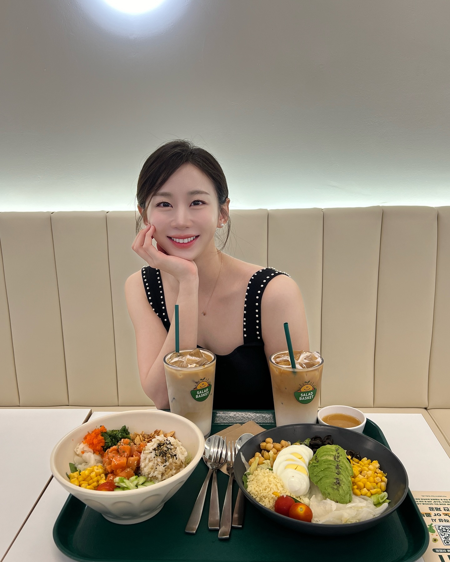 부산에서 엄청 유명하다는 #샐러드바스켓 이 #신촌 에도 상륙했습니댜‼️

제 친구가 샐러드 가게를 오픈했다고 해서 다녀왔는데용💓

모야모야..샐러드 가게가 이렇게 이뻐도 되나요?
스튜디오인줄 알았짜나,,✨

평소에 샐러드는 식단으로만 먹는건줄 알았는데
건강한데 너무 맛있는 한끼 식사가 되더라고요❣️

진짜 배부르게 먹고 왔어요 like #코끼리 🐘
특히⭐️아보카도랑 연어 너무 맛있었댜,, 또먹고싶네여,,,

커피 메뉴도 있어서 후식으로 카페라떼까지 야무지게 먹고 왔어용 #풀코스로즐기고옴😎 #커피맛집

신촌 근처 맛집 찾고 계셨다면 #샐러드바스켓신촌점 가보시길 추천드려용

미녀 자매 사장님이 계시는건 안비밀🥰
오픈 축하해 또덩아💟 나비야🦋 sojjing s__jin__o 

saladbasket_sinchon 

📍주소 : 서울 마포구 백범로1길 29 2층 샐러드바스켓 신촌점
(신촌역 5번 출구에서 86m)
📍영업시간 : 매일 9:00-22:00

#샐러드 #샐러드바스켓 #샐러드바스켓신촌점 #포케 #연어포케 #아보카도샐러드 #연어샐러드 #연어맛집 #신촌역맛집 #신촌맛집 #신촌데이트 #신촌샐러드 #샐러드맛집