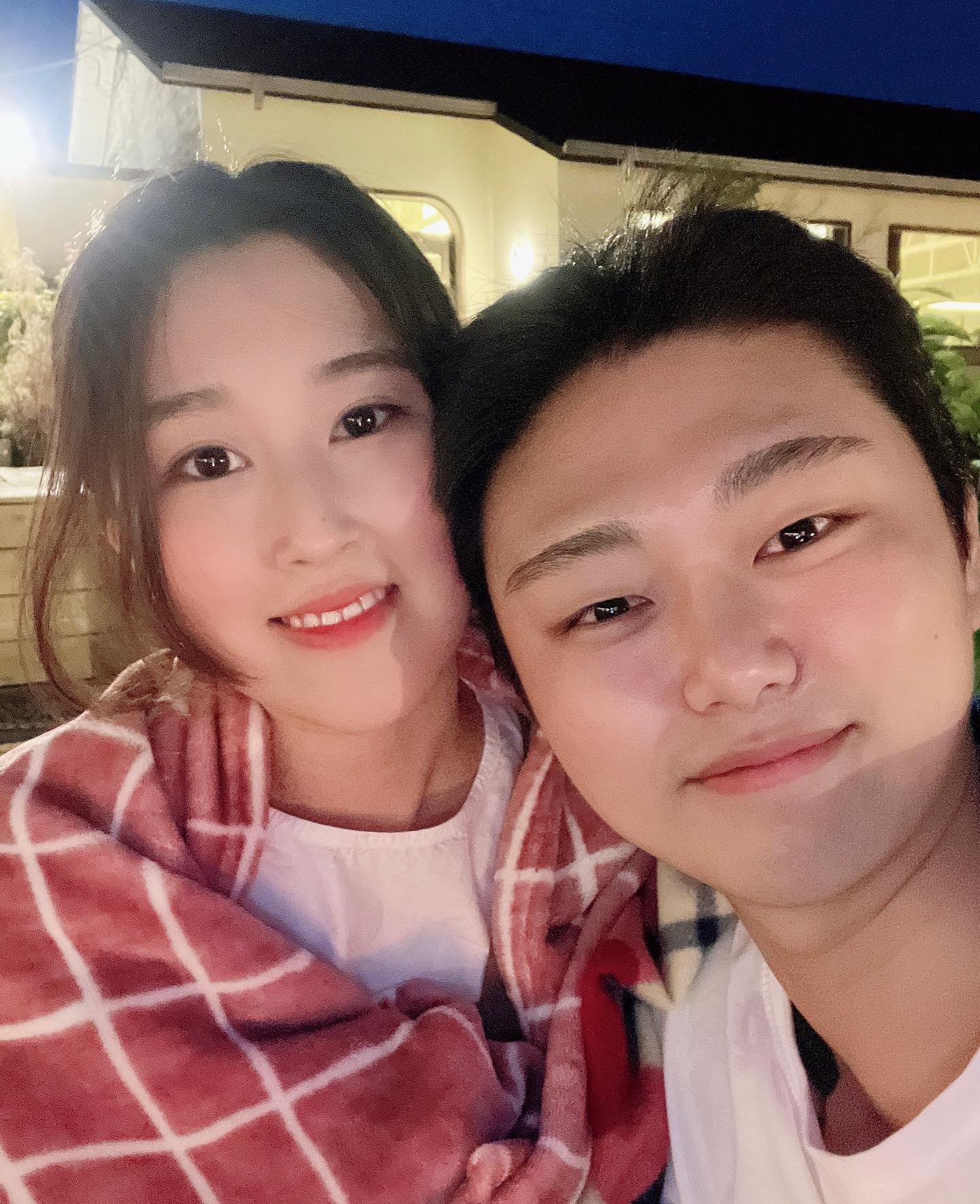 22년 5월-! 아직 서로 좀 어색할때 :)
어제 오빠랑 얘기하다가 오빠가 우리 소개해준 사람들한테 고맙다고 은혜..아니 구원받았다고 하는데😌 내가 누군가의 구원이 될 수 있구나 생각이 들었다☺️🤎 근데 맞는말.. 나 그대의 구원❤️