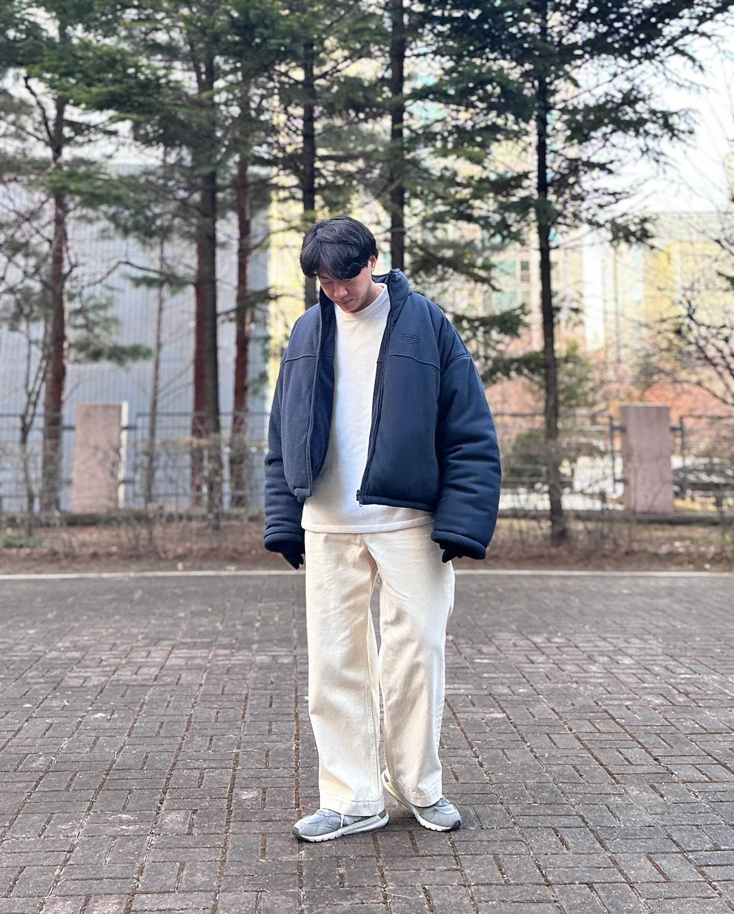 suarestudio

”수아레 5포켓 코튼 팬츠“
데님 텍스쳐의 생지원단을 사용하여 일반 면바지보다 내구성이 더 좋아요.
밀도 높은 코튼 소재 사용하여 사계절 착용 가능합니다.
편안한 사용감의 세미 와이드 핏👖

.
.
.

#ootd #outfit #dailylook #koreanfashion #오오티디 #패션스타그램 #남자코디 #데일리룩 #바지
#코튼팬츠 #캐주얼 #수아레 #SUARE #팬츠 #와이드팬츠 #데일리룩