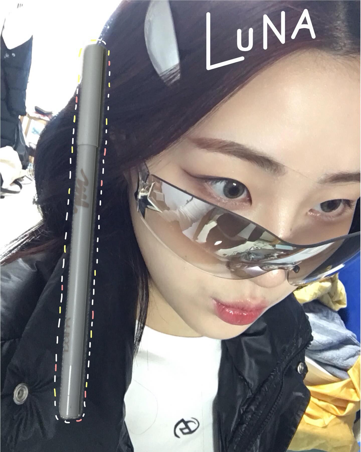 #제품제공 #루나 컨실러 명가 루나에서 이번에 소프트포뮬라펜슬이 새롭게 출시되었는데요🥹 역시 믿고 쓰는 루나에요🤍 이번에 제품 받고 써보면서 느꼈던게 기존에 쓰던 타제품 컨실러 펜슬이랑 다르게 훨씬 크리미하게 발려서 베이스도 벗겨지지않고 약한 눈가 피부에도 뜨지않고 부드럽게 발리더라구요! 저는 클라우드 색상을 사용했는데 17~21호 사이인 제 피부에 찰떡이었어요! 또 퍼프나 브러쉬를 사용하지않고 빠르고 커버력있게 커버할 수 있어서 너무 좋았어용ㅎ 브로우랑 립라인 정리하면서 메이크업 퀄리티 높이기에도 유용해요☺️ 저처럼 피부 좋은척 하고싶을땐 (속닥)루나하세요 루나...!