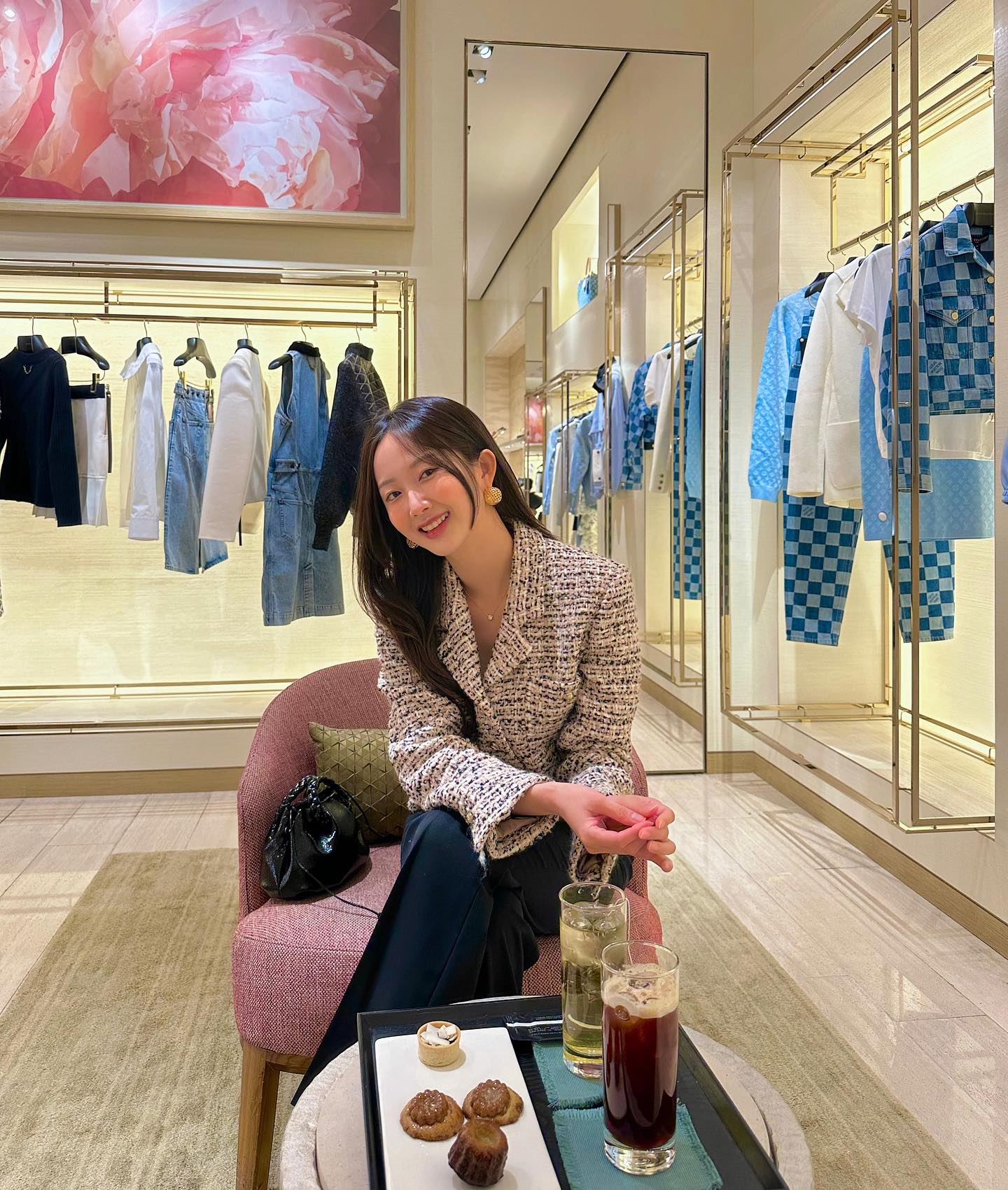 jeanpaul_clarisse vastyle.official 
#광고
이번 장폴클라리쎄 쥬얼리 중 
제 원픽은 빈티지한 무드의 스퀘어 쉐입 원터치 귀걸이에요 :) 
뭔가 엄마가 고이 보관해두었던 아끼는 귀걸이를 
물려받은 것 같은 느낌의 디자인이랄까요~ ㅎㅎ 
어떤 룩에도 포인트가 확실히 되어줄 이어링✨
.
.
#장폴클라리쎄 #jpclarisse #바스타일 #vastyle