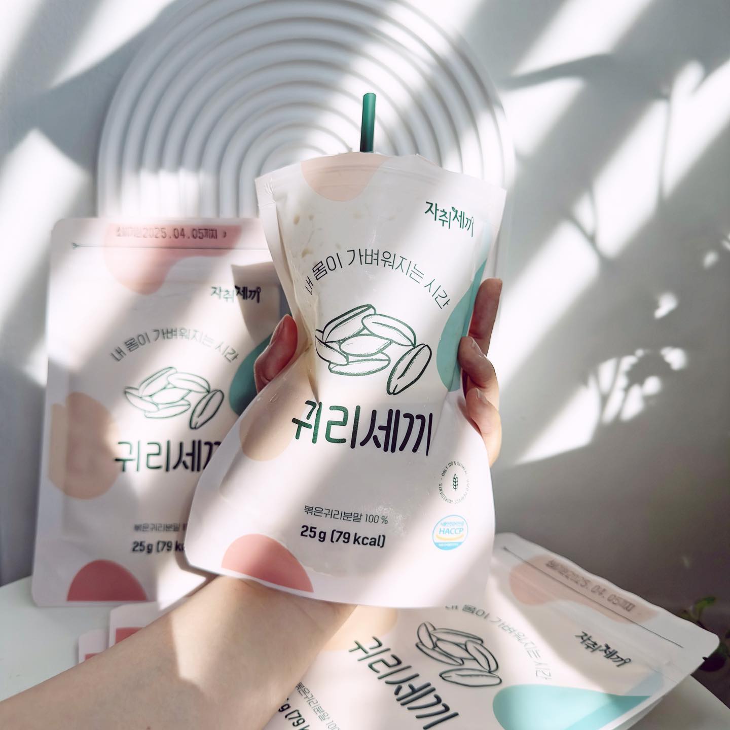 #업체로부터제공받은제품입니다 

한 끼 식사대용, 간편하고 건강하게 식단관리를 할 수 있는 #귀리세끼 🌾

”귀리세끼 오리지널“

🥛귀리로 만들어져서 한 팩만 먹어도 포만감이 오래가는 쉐이크인데요.

🥛특별 로스팅 기술로 만들어서 그런지 고소한 맛이 진했어요!

🥛바쁜 직장인, 학생분등도 가방 속에 쏙 넣을 수 있는 사이즈!

🥛부피를 최소화한 지퍼백 형식으로 휴대와 보관이 편리해요.

🥛아침간편식, 식사대용선식 찾는 분들은 참고해 주시면 좋을 것 같아요!

-

[자취세끼]
hmr_food_ 

https://vvd.bz/ckQb

.
.

#귀리가루 #다이어트쉐이크 #다이어트간식 #식사대용쉐이크 #선식 #아침대용식 #아침식사대용 #간편식 #아침간편식 #식사대용 #식사대용선식 #귀리쉐이크 #자취세끼

-

#먹스타 #푸드스타그램 #푸드그램 #먹그램 #맛스타 #맛스타그램 #먹팔 #먹스타맞팔 #먹팔해요 #간식스타그램 #아침식사대용 #식사대용식 #선식 #귀리쉐이크추천