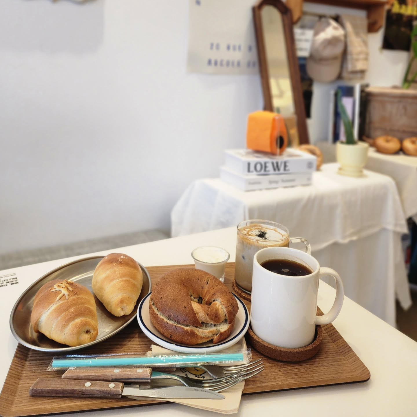 비오던 어느날 오후 #카페데이트☕️🍰
소금빵과 베이글이 맛있는 #내포크림하우스

점심도 못먹고 일했던 날 달달충전위해서
#흑임자크림라떼 그리고 #소금빵베이글

매일 새벽 반죽부터 발효까지 직접 만드는
수제 베이글, 소금빵 맛집 내포 크림하우스

맛있는 디저트와 다양한 음료가 준비되어 있는
베이커리 카페로 데이트하기 좋은 #내포카페추천

따뜻한 우드톤의 인테리어로 아기자기한 소품이
가득하며 #크리스마스트리🎄 가 반겨주는 공간
연말분위기를 느낄 수 있는 #베이커리카페공간 

주차가능하여 비오는 날 가기에도 좋으며
내포시민광장 근처라 산책하기 좋은 카페

▶️내포 디저트맛집 크림하우스🥯 

#일부협찬_일부내돈내산 #내포카페
#퇴근후카페 #부부데이트👫 #내포빵집
#소금빵맛집🥐 #베이글카페 #기록중✍️