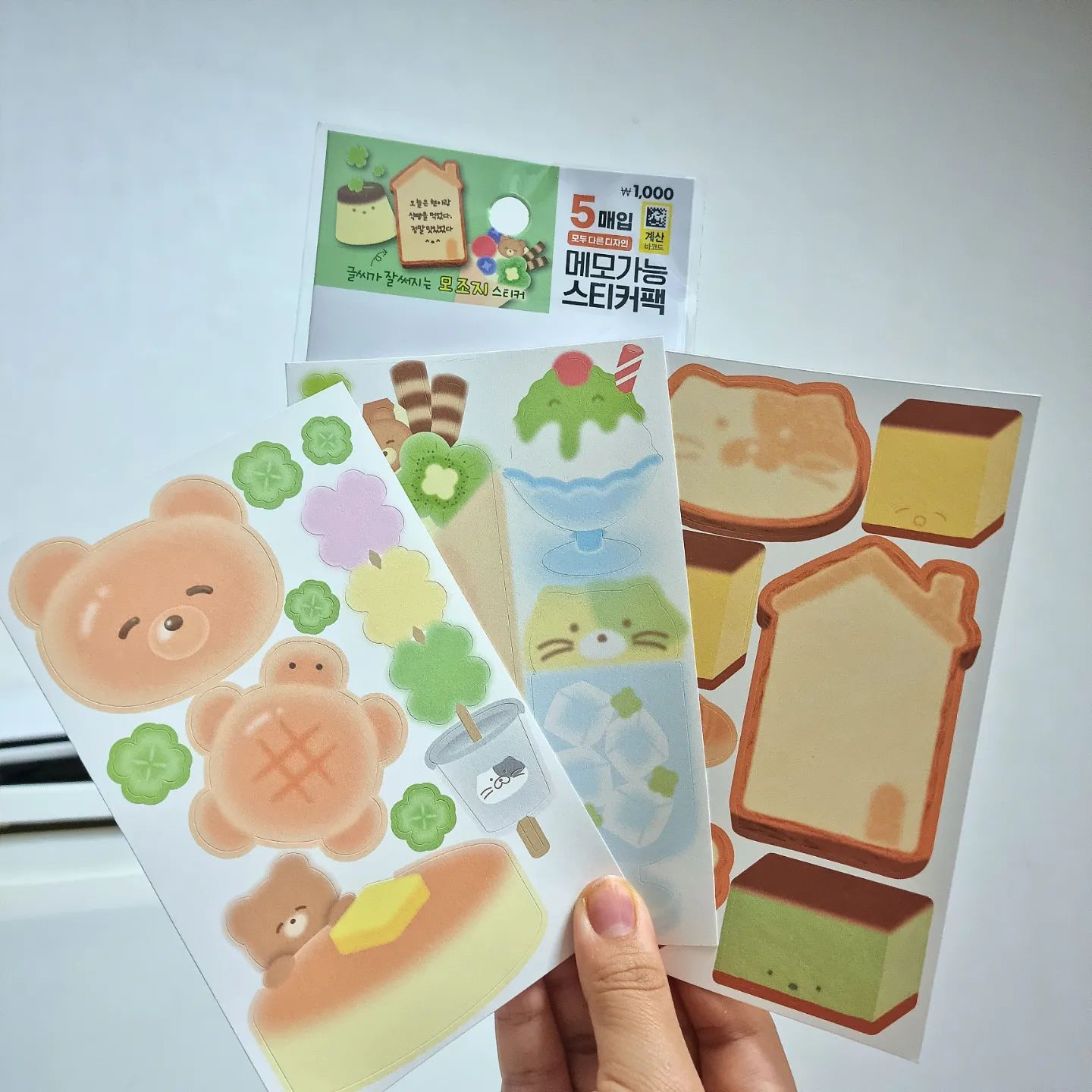 진짜 다이소... 다이소에서 다꾸를 이렇게 밀어주고 있는게 실감나네요!୧( “̮ )୨
어디서든 진짜 작가님들 스티커 같기도 하고 대형 스티커기업들의 냄새도 나고요,..!

신상이 쏟아지는 행운...🙊🙈🙊🙈

#다이소신상 #다이소 #스티커 #초보다꾸러 #초보다꾸러템. #다이소다꾸템 #다이소다꾸 #다이소추천템 #스티커 #daiso #모조지스티커팩 #모조지 #다꾸러맞팔 #모조지스티커 #다이소