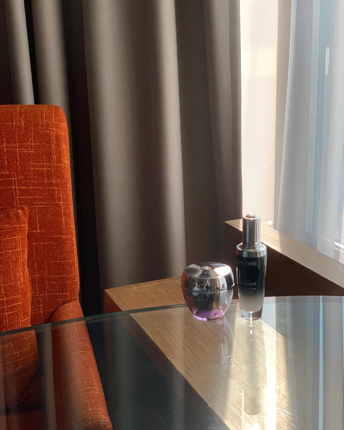 #광고 lancomeofficial 
꾸준히 쓰고 있는 랑콤 제니피끄&레네르지 #탄력동안듀오 
제니피끄 세럼이 빠르게 피부 장벽을 개선해주며, 레네르지 크림이 탄력, 미백, 장벽을 강화해주는데요. 사용하면 할 수록 탄탄해지고 밝아지는 피부가 무척이나 만족스럽더라고요! ㅎㅎ

곧 있으면 명절이 다가오는데, 올 설에는 사랑하는 사람에게 랑콤 제니피끄&레네르지 듀오로 건강한 동안 피부 선물해보는건 어떨까요 :) 

p.s 사용해보니 정말 만족스러워서 엄마 선물로 준비한건 안 비밀…♥

#랑콤 #제니피끄세럼 #3살동안세럼 #레네르지크림 #탄력광채크림 #15도탄력리프팅 #탄력동안듀오 #토탈안티에이징