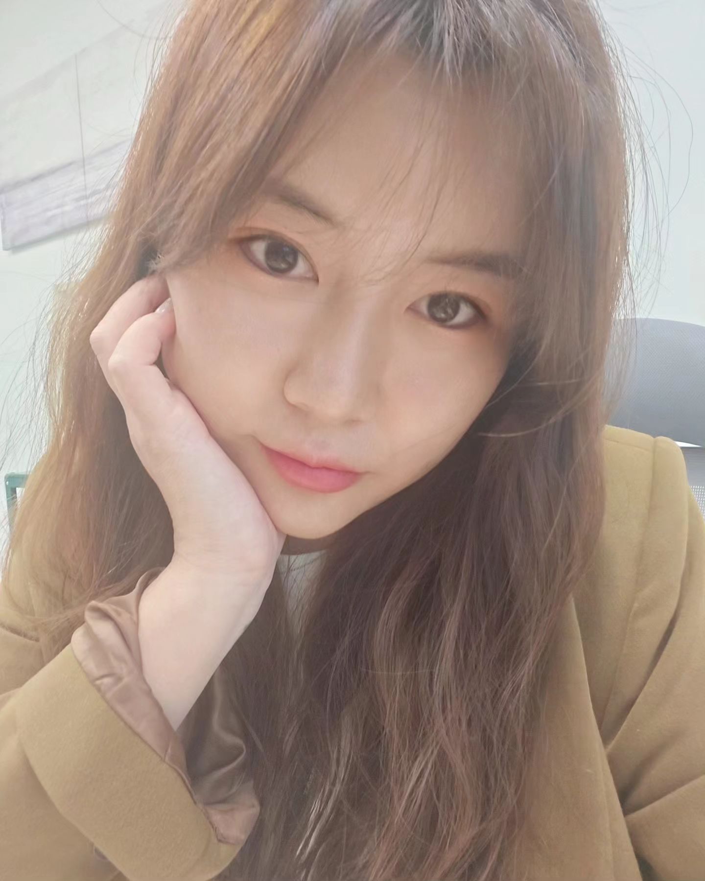 ☀️ 사무실 일찍와서 컴터 부팅중에 찰칵 ㅋㅋ❤️