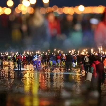 #제작지원 🪄
열려라 참깨! 전남 진도 신비의바닷길 축제

🌊
진도 고군면 회동리와 의산면 모도리 사이에
무려 2km 넘게 바닷길이 펼쳐지는데요,

그 현장을 즐길 수 있는 진도 신비의 바닷길 축제가
3월 11일부터 13일까지 열립니다.

😲
프랑스대사가 천연기념물인 진도개를 보러 왔다가 이 길을 목격하고
'현대판 모세의 기적'으로 소개하면서 유명해졌죠.

🔸️축제 개막 퍼포먼스에서는 진도 출신의 트롯여왕인 송가인을 만날 수 있고요,
🔸️어둑해진 시간에 횃불을 들고 바닷길 걸어보는 횃불퍼레이드도 필수!
(3월 11일 17:30, 12일 06:00, 18:00, 13일 19:00)

그밖의 정보는 요기
↘️⬇️↙️
https://m.blog.naver.com/train95/223371452576

📍제44회 진도 신비의 바닷길 축제​
✔️날짜: 2024년 3월 11일 월~13일 수
✔️장소: 전남 진도군 고군면 신비의바닷길74
.
.
#진도가볼만한곳 #진도축제 #진도바닷길 #진도신비의바닷길축제 #전남축제