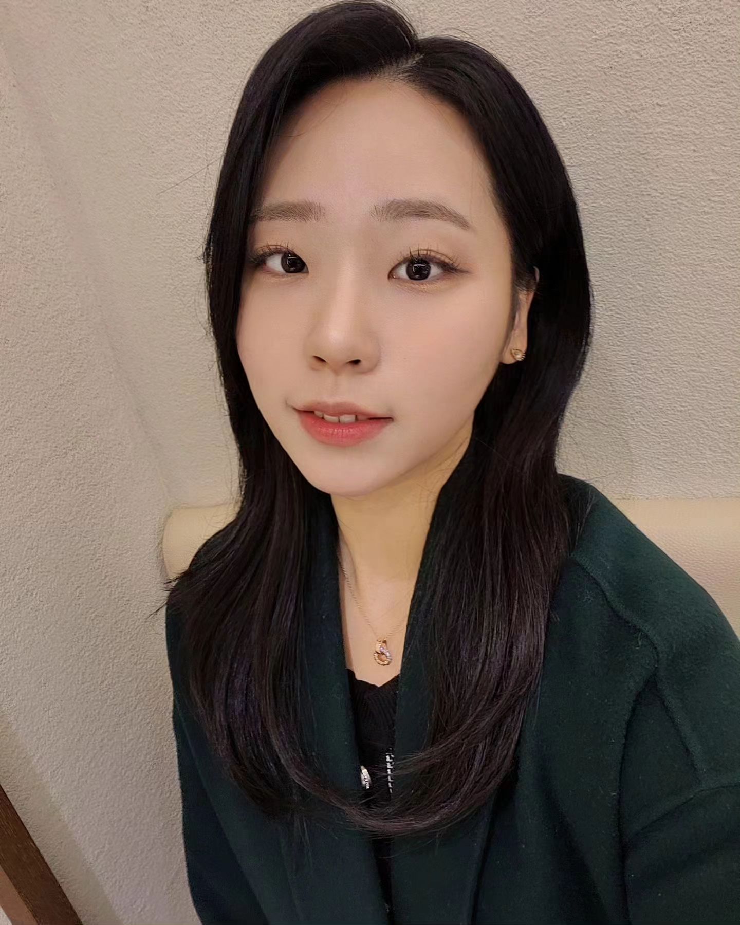 서울시 중구 황학동
#뿌르아띠

존예 메이크업 받고오다,,🔥

이번은 메이크업이 2번째 받아보는건데요, 
정말 신세계였어요
지속력도, 화장법도 미친곳이에요❣️

타샵에서 받았었을때 눈화장도 제가 했던것보다 맘에안들고, 2-3시간만에 번졌어서 그분도 나름 경력있던 분이셨지만 ,,저에게 너무 어울리지 않았어서 그날 하루
굉장히 난감했었던 적이 있었어요😭
그 이후로 메이크업은 받아볼 생각도 못했는데,, 굉장한 전문가 스멜이 나는
선생님께 메이크업을 받아보았어요💓

약 1시간 30분안에 메이크업부터
헤어까지 이쁘게 완성시켜주셨는데요,
아침에 받았었는데 밤 12시까지
피부화장 지속력이 그대로더라구요🥰
메이크업받고 나왔을때  피부 진짜
좋아보였어요 ㅠㅠ 남자친구도 오늘
피부 왜이렇게 좋냐고 하더라구요ㅎㅎ

제가 눈에 유분기가 많아서 아이라인이 빨리 번지는 편인데,
아이라인이 그대로 밤까지 유지됬어요
진짜 원장님 신의 손이세요,,🫶
너무 신기했어요ㅎㅎ
속눈썹도 붙여주셨는데 너무 과하지않았어요 
속눈썹은 너무 싄기해용,,
자연스럽지만 화려한 눈매로
완성시켜주셨어요 💓

미리 제 셀카사진을
확인해주시고 저에게 어울리는
눈화장을 해주셨다구 하시더라구요ㅎㅎ감동이에요,,🥹
어쩐지 제가 따로 말씀드리지
않았는데 제가 원하는
눈화장 스타일로 척척해주셨어요 😆

볼터치, 눈썹도 과하지않고 
쉐딩, 하이라이터도 자연스럽게
해주셨어요 
머리도 스프레이 사용해주시면서
마지막까지 꼼꼼하게
마무리해주시더라구요

사진찍으니까 사진빨이 지인짜
잘 받아요☺️
다음에 사진찍을 일 있거나 
메이크업 받아야될 때 
정말 또 찾아뵙고 싶어요 🌸

나갈때 면봉이랑 그날 사용해주신 립도 
챙겨주셨어요🥰

맨 마지막사진은 제 연한화장
사진인데 진짜 비교가 확실히 되네요 ❗️
_bburu_atti__

#헤어메이크업
#메이크업
#프로필메이크업

🔴서울 중구 황학동 855 베메스트오피스텔