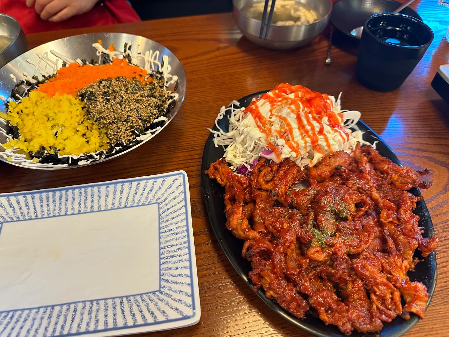퇴근 후 닭발닭발~ 
간식으로 치킨 먹고 분명 배 불렀는데
닭발이 들어가네 ㅋㅋ
#국물닭발 보다는 #숯불닭발 이 더 내 취향-
.
.
.
#닭발 #퇴근후 #먹스타그램 #치즈폭탄계란찜 #저녁메뉴 #주먹밥 #여봉닭발