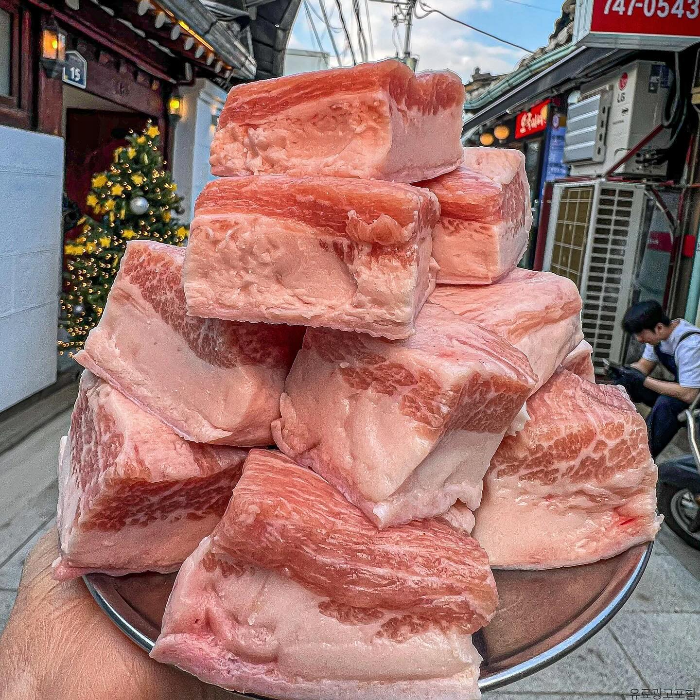 네모네모 육즙가득한 깍둑항정 한입먹으면
진짜 행복해지는 깍둑항정맛집 #익선정육
⠀
익선동에 데이트하기 가기좋은 고기맛집이
에요. 네모네모 깍둑항정이 시그니처메뉴라
먹어봤는데 안에 육즙이 진짜 도라방스임💦
⠀
워낙 두툼해서 와사비랑 양념콕 올려먹으니
진짜 맛있었어요ㅜ 순찌에도 밥말아서 같이
먹어주니 진짜 극락.고기먹고 탄수화물섭취
해주면 또 술이 잘 들어가거든요 🥹 존맛,,,
⠀
연남동에서 이미 유명했던 숲길정육점이라
믿먹이니까 궁금하신분들 꼭 드셔보세요👍🏻
⠀
🧳 익선정육
🪧 0507-1479-3427
🪧 서울 종로구 돈화문로11다길 9 1층
🪧 13:00-22:00 금토 13:00-22:30

#깍둑항정 #깍둑삼겹 #깍둑고기 #익선동맛집추천 #익선동고깃집 #익선동고기집 #종로고깃집 #종로3가맛집추천