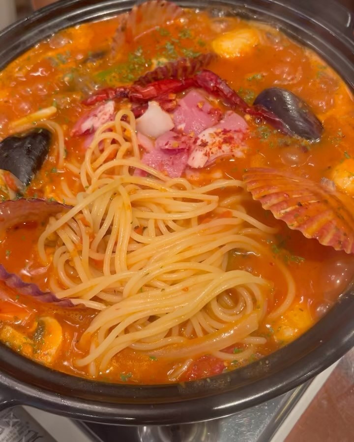 #협찬 홍대] - [금별맥주 홍대직영점]
-
한입 먹자마자 <안주 털이범>이 되버리는 곳.
-
첫 사진은 토마토해장파스’탕‘. 파스타가 아니라 파스탕이다. 국물러버인 난 한입 먹자마자 숟가락을 놓을 수 없었다. 해산물도 들어있어 시원한데, 얼큰한 국물에 면까지 있으니 계속 먹게된다.
-
감바스는 명란이 알알히 들어있어 더 고급스러운 풍미가 느껴진다. 바게트 밑엔 면이 같이 있어 파스타를 한번 더 먹는 느낌이었다. 새우도 통통하니 아낌없이 있다. 
-
모던함과 월넛 원목의 아늑한 분위기까지. 진짜 맛있는 안주에다가 술 한잔까지 행복한 힐링이 될 것이다. 
.
- 위치 : 서울 마포구 독막로 7길 63
- 번호 : 02-333-2996
.
.
#먹고살자🍽️ #홍대 #금별맥주 #금별맥주홍대점 #홍대술집 #안주맛집 #홍대맛집 #존맛 #분위기맛집 #안주킬러 #국물이끝내줘요 #맛집투어 #먹팔로우 #먹소통 #먹친 #먹깨비 #먹스타맞팔 #먹팔맞팔 #먹팔해요 #배고파그램 #먹스타 #파스탕 #감바스