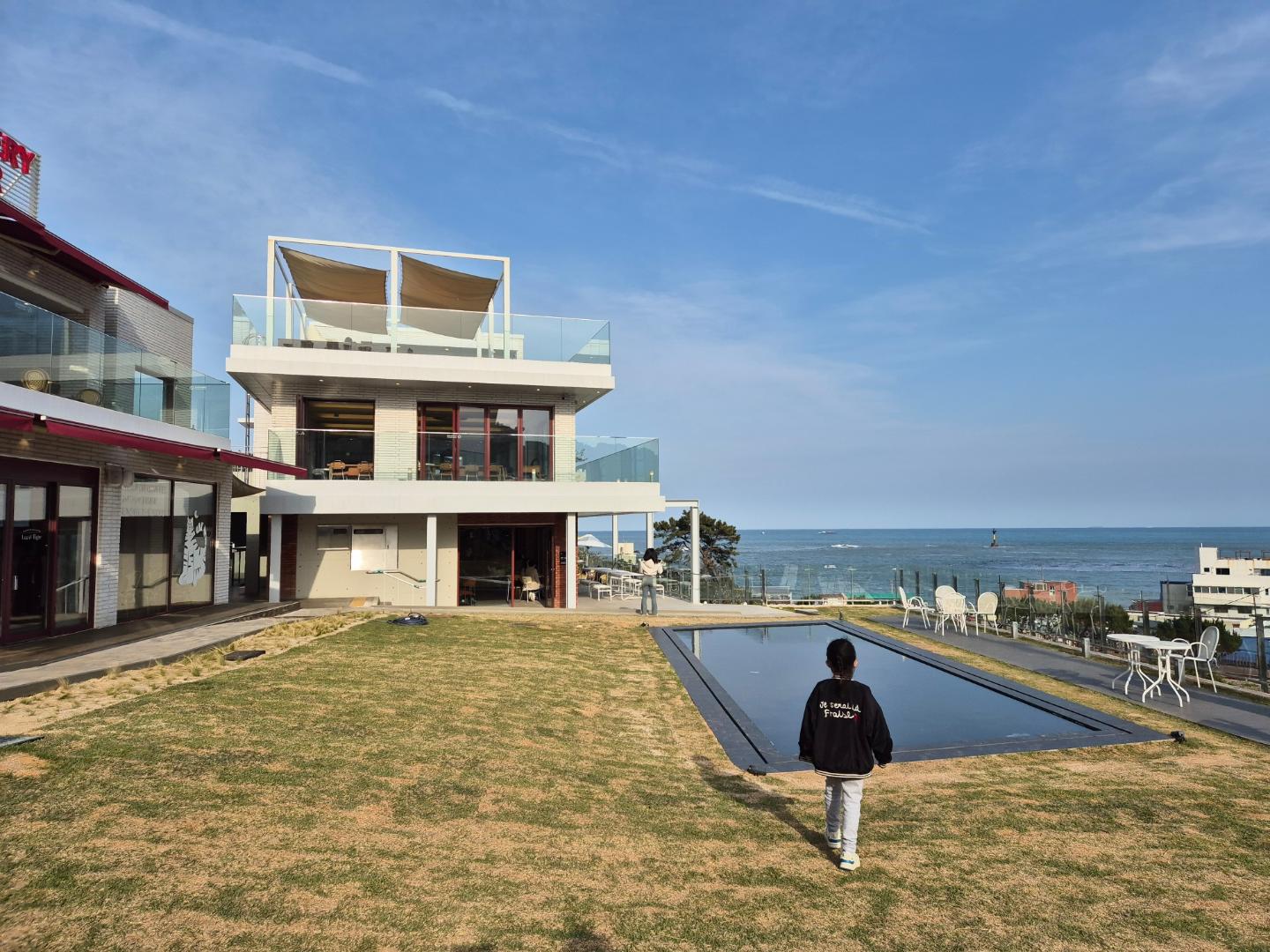 청사포 피자 맛집 검색해서 갔는데... 맛집인가보다.
오후 4시 조금 넘었는데 이 날 피자 주문 끝났대서 화들짝 놀람
다온님 피자랑 파스타 드시고 싶다고 해서 얼른 다른 곳 검색해 다녀왔다. 

결혼 전엔 청사포로 자주 드라이브 하러 갔는데 오랜만에 간 청사포는 정말 많이 변해있었다.

#부산 #해운대 #청사포 #피자 #여행 #데이트 #일상