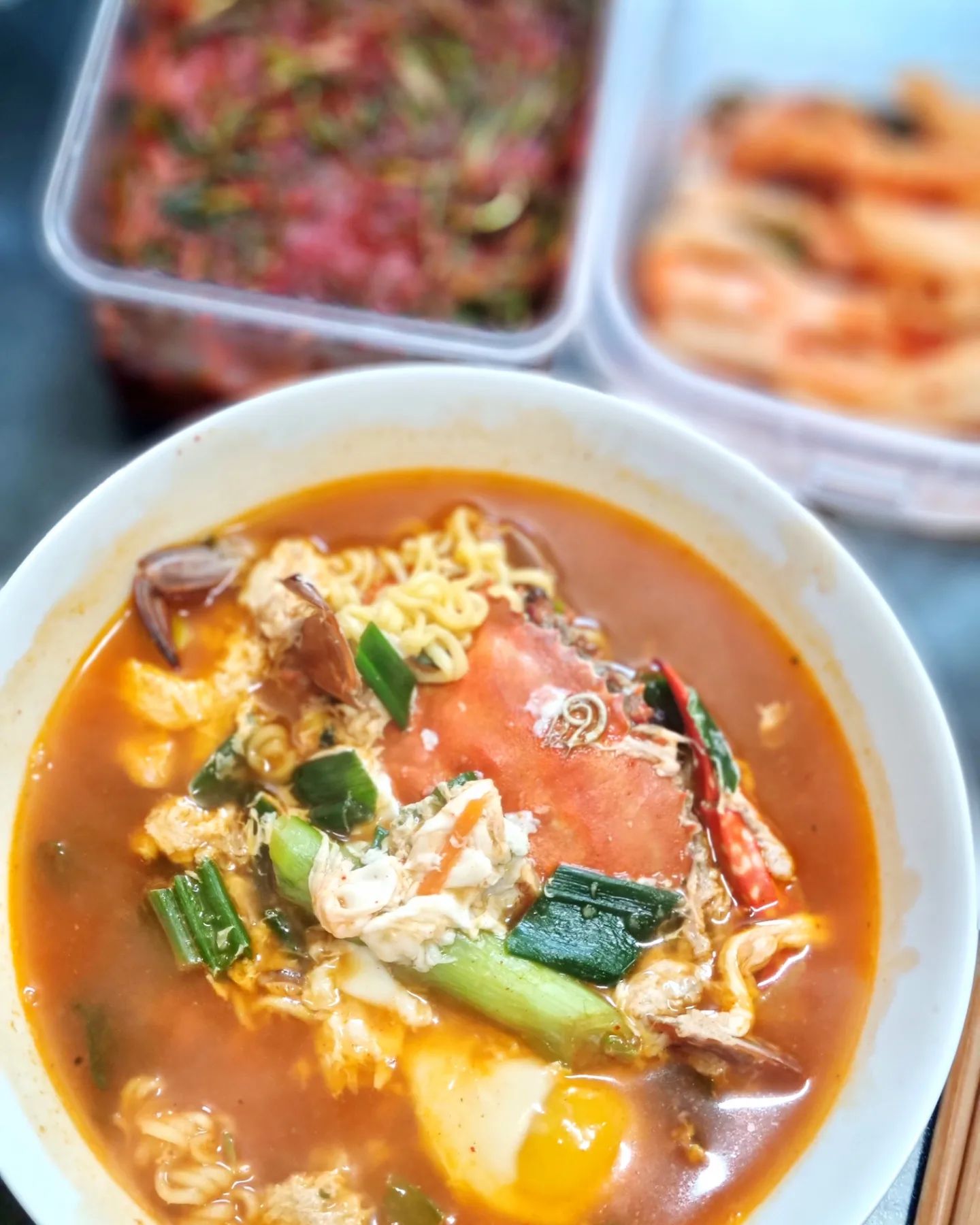 #챈이네
.
.
눈 뜨자마자 먹고싶은 다이어터 라면사랑🤪 매일 먹어도
질리지 않아요🥹 근데 여기 꽃게까지 들어가서 더 마싯꼬
.
안면도 이모님들이 직접 잡아서 챙겨주신 꽃게 한박스!!🦀
꽃게라면 끓여먹고 쪄서 먹고 신나게 먹는데도 잔뜩 남아서
냉동실에 킵 해놨어요✌️영양부추김치랑 먹으니 더 마싯꼬
.
.
#챈이네집밥
#꽃게라면
#꽃게요리
#집밥레시피
#열라면
#오뚜기열라면
#영양부추김치
#혼밥스타그램
#koreafood
#foodie
#선팔하면맞팔
#집밥 #혼밥