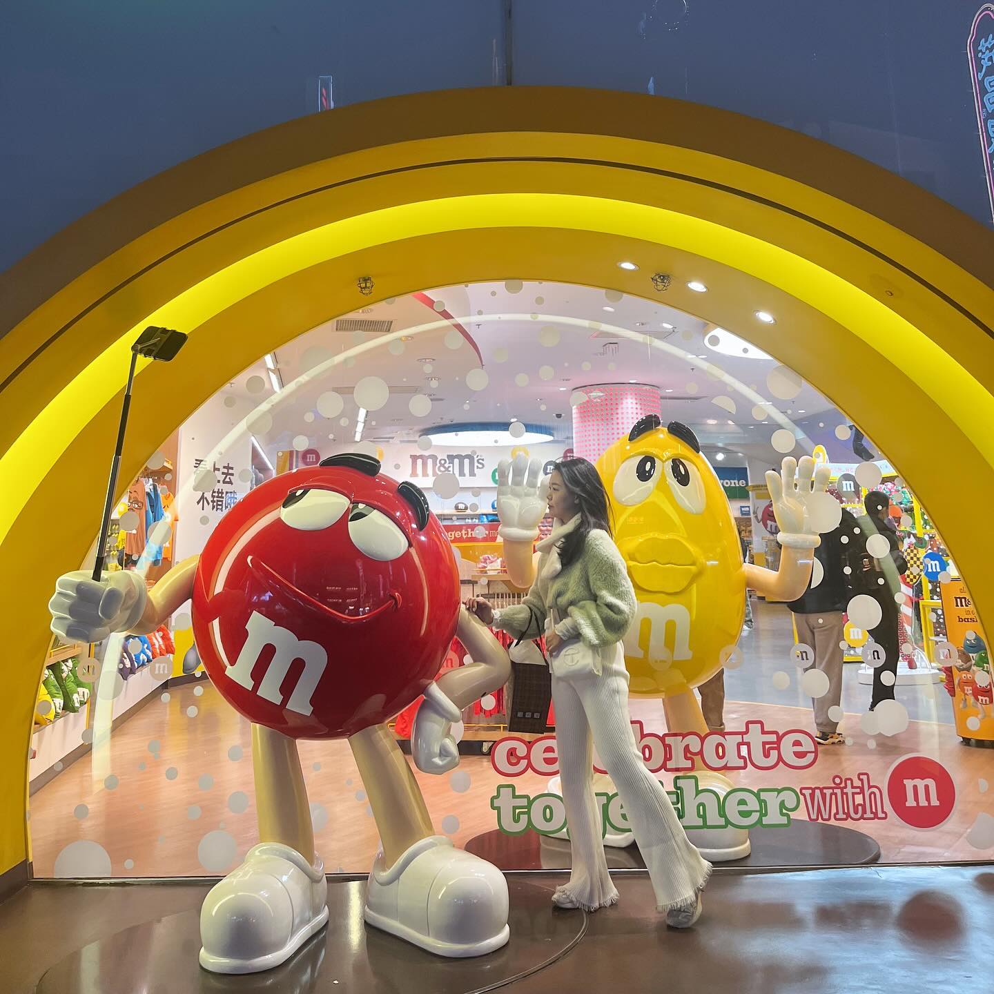 🍫🍫

상하이 난징동루 메인 스트릿 m&m’s
규모가 대륙 스케일이라 2층까지 볼거리 빼곡😊

블루엠엔엠즈랑 같이 사진도 찍어줌 
다 이뻣지만 쿠션 넘 잘산듯 💙

Tip.
가격대가 비싼편이라 한국에 없는거 추천
난징동루 골목이 열시쯤되면 매장은 마침 
근처에 있는 초록색 백화점 양꼬치 추천!
