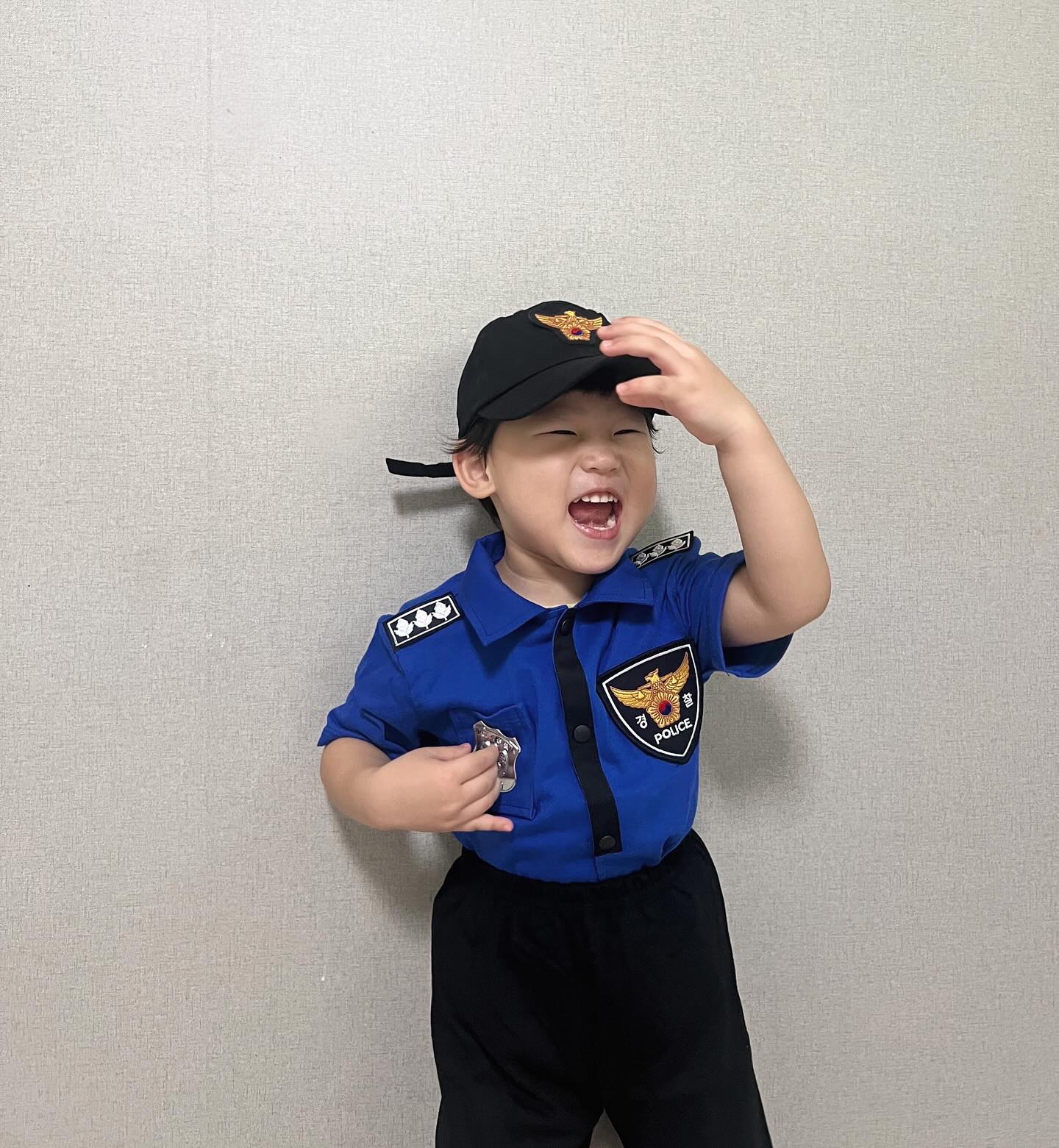 .
경찰오빠~~~🚓👨🏻‍✈️
아들덜이 뭐 갖고싶다는거 있으면 득달같이 사주는 팔불출 애비!

#둘째는사랑입니다