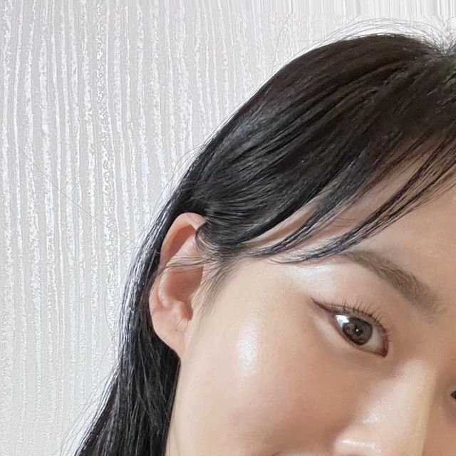 윤경아(경아리🐥) on Instagram: "#광고 @impiel.official 💜 - - - - 좁쌀여드름이 많던 제가 찾은 여드름 특화앰플, 임피엘 앰플💜 고가 원료인 천연 아줄렌이 함유되어 있어 예쁜 보라색이에