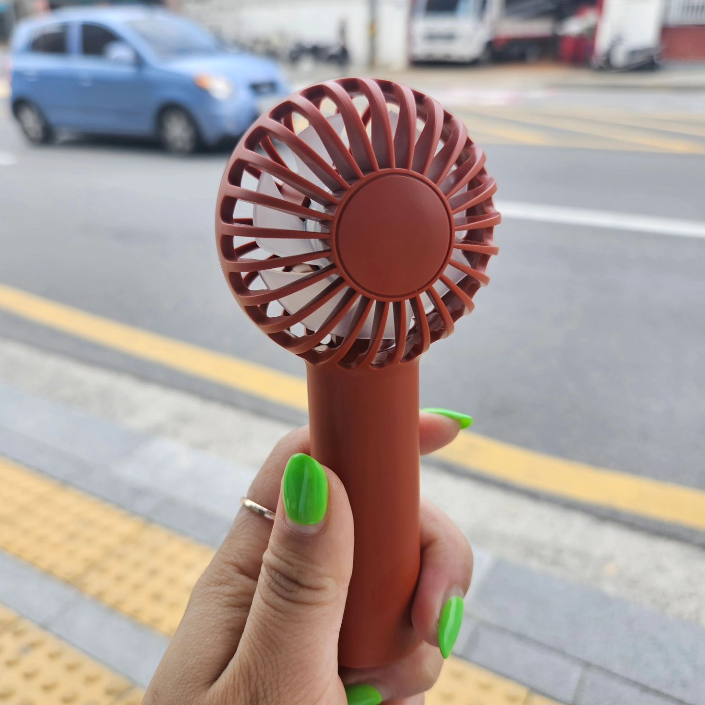 #자주 #JAJU #휴대용선풍기

좀 예쁜색을 입힐수는 없는건가?
시원하고 작고 가격저렴하고 너무 다 좋은거같은데..색이 벽돌색이네ㅋㅋㅋㅋ