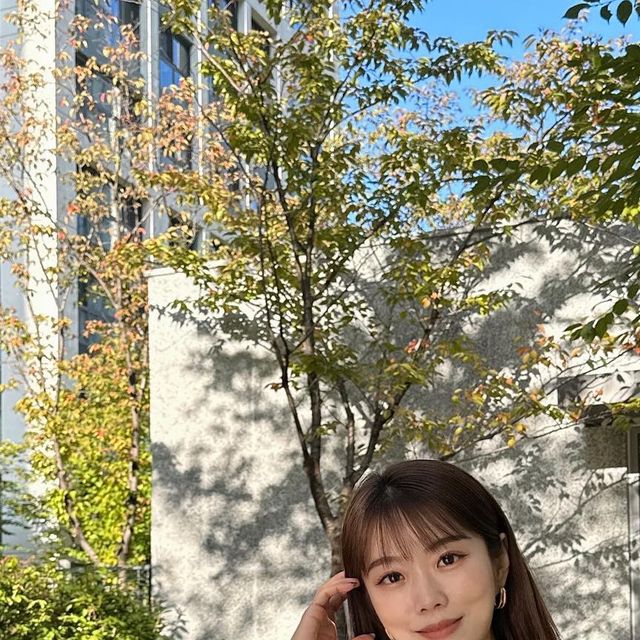 지이🤍 on Instagram: "#협찬 @pleatica_official 꽃의 개화하는 모습에서 모티브를 얻은 🏷 플리티카의 플라움 버킷백 🖤 소가죽으로 만든 각 잡힌 플리츠 디자인이 넘 예쁘고 골드 체인, 골드 잠