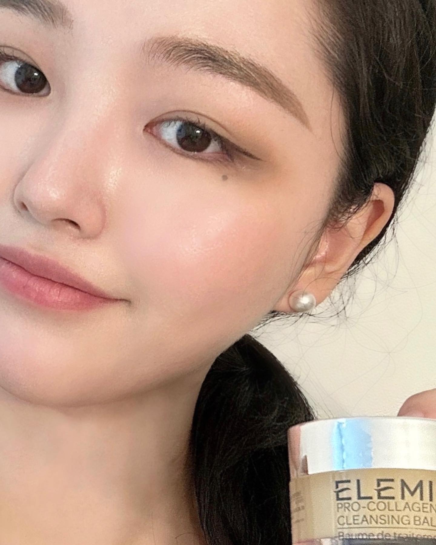 #광고 onthelistkr elemis_korea 
오랜만에 피부관리하는 짤🥰
가을철 건조한 피부 보습에는 ELEMIS만한게 없는 것 같아요,,, 극건성인 제가 제일 힘든 계절인 건조한 가을 겨울에 특히나 속건조가 정말 심한데요😭

 Elemis 나이트 크림과 세럼으로 바로 잡아버렸어요,,💖
사실 온더리스트에서는 ELEMIS 뿐만 아니라 다양한 명품 브랜드를 좋은 가격에 구매할 수 있다는 사실 아시나요?!🎀

아시아 최초 회원제 명품 플래시 세일 온더리스트에서 ELEMIS로 속건조와 안티에이징까지 확실하게 관리해보세요🤍🤍

10월 24일 오전 8시 ~ 29일 23시 59분 (6일 간) 온더리스트 홈페이지(https://kr.onthelist-store.com/ )에서 온라인세일이 시작되었어요!❤️ 전상품이 무려 최대 60%할인이라구요ㅠㅠㅠㅜ 저도 이번에 좋아하는 브랜드 싹쓸어오려구요🫶

그리고 하나 더!!! 지금 온더리스트 카톡플친 추가하면 추가 5,000원 쿠폰 받을 수 있답니다?!💓

_

 #온더리스트 #엘레미스 

온더리스트 가입 링크: http://kr.onthelist.com
