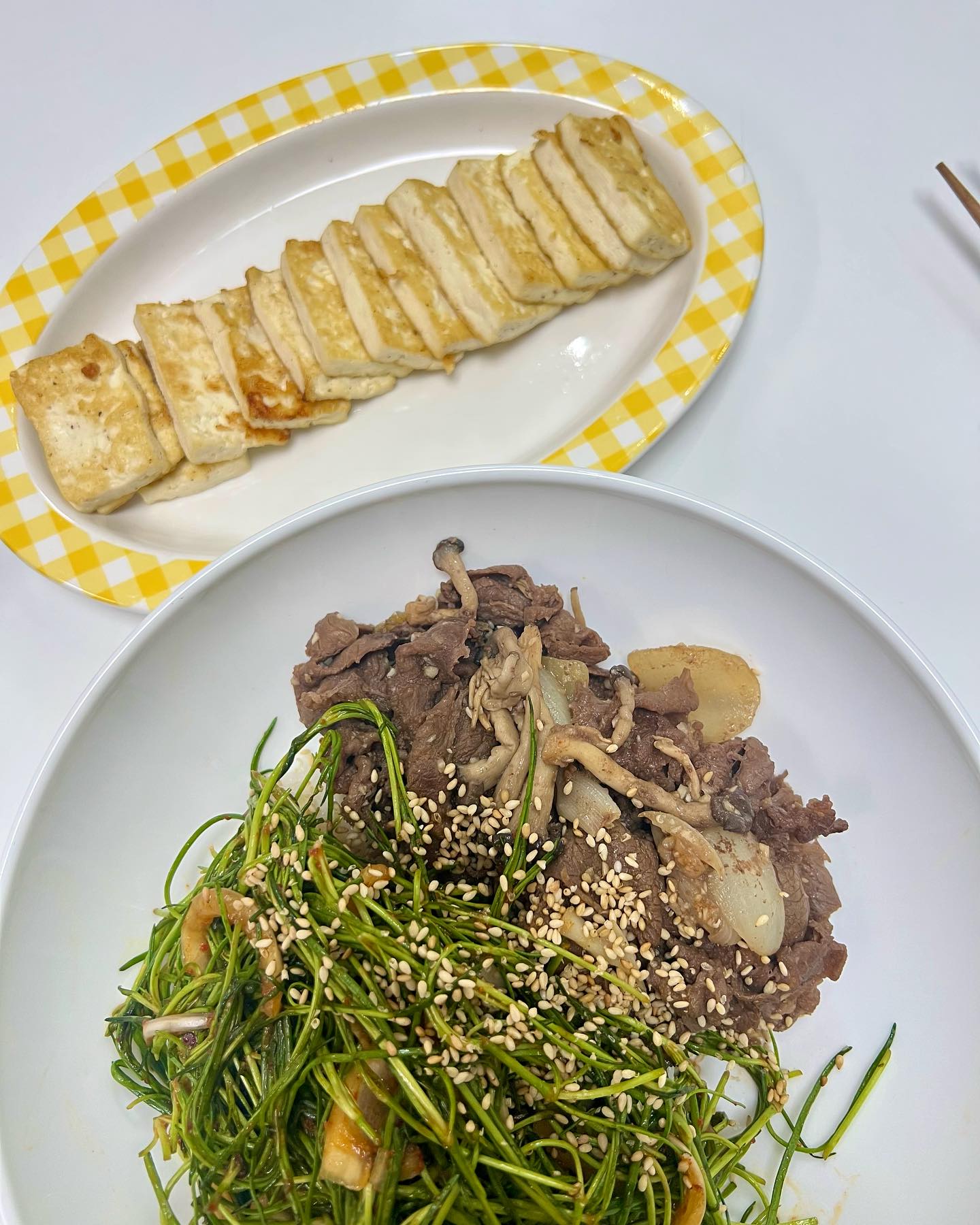 불고기 세발나물초무침 덮밥 !
둘 다 시판 양념 안쓰고 첨 해보는데 이렇게 맛있으면 어쩌자는거야 양만 점점 늘어가잖아^-^ㅠㅠ

운동은 하고싶은데 헬스장가기 넘 귀찮아서 오랜만에 홈트뿌심
게으른듯 게으르지 않은 게으른 사람 ㅋㅋㅋ

#집밥 #집밥스타그램 #맛있쑤다 💛