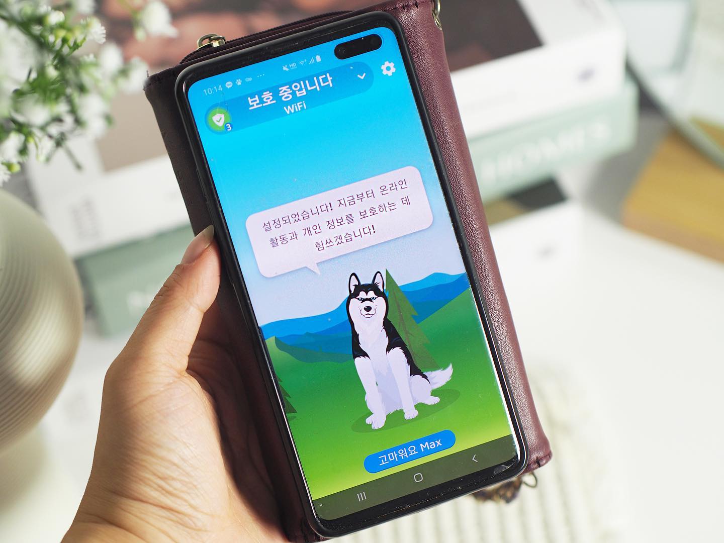 #광고 

아무런 의심 없이 사용하던 공공 와이파이가 내 휴대폰 개인정보를 위협한다는 생각, 해보신 적 있으신가요?
스마트폰이 필수인 요즘, 공공장소 와이파이도 많이들 사용하시는데요! 저번에 유퀴즈에 화이트해커로 활동하고 계시는 박찬암 대표분이 나와서 얘기한걸 들었는데 공공와이파이가 생각보다 휴대폰 개인정보 보호에 취약한 편이라고 하더라구요. 요즘처럼 폰에 내 모든 정보를 담아다니는 시대에는 너무 위험하잖아요 😥
실시간으로 해킹 방어를 켜두고 믿음직한 댕대이 맥스가 내 휴대폰 개인정보와 사생활을 지켜주는 휴대폰 보안앱 폰가디언! 광고도 결제도 없는 완벽한 무료 어플이라 더 좋아요 💖 공공와이파이뿐만 아니라 내가 사용하는 수많은 앱들이나 해킹 위험에서 폰을 야무지게 지켜줘요
다양한 미션과 맥스 키우기 놀이도 있으니 더 재미있답니다 ㅋㅋㅋ
소중한 내 휴대폰 개인정보, 악성 앱이나 해킹 시도로 유출되지 않을까 걱정된다면 광고도 결제도 가입도 필요 없는 듬직한 모바일 보안앱 폰가디언을 만나보세요!