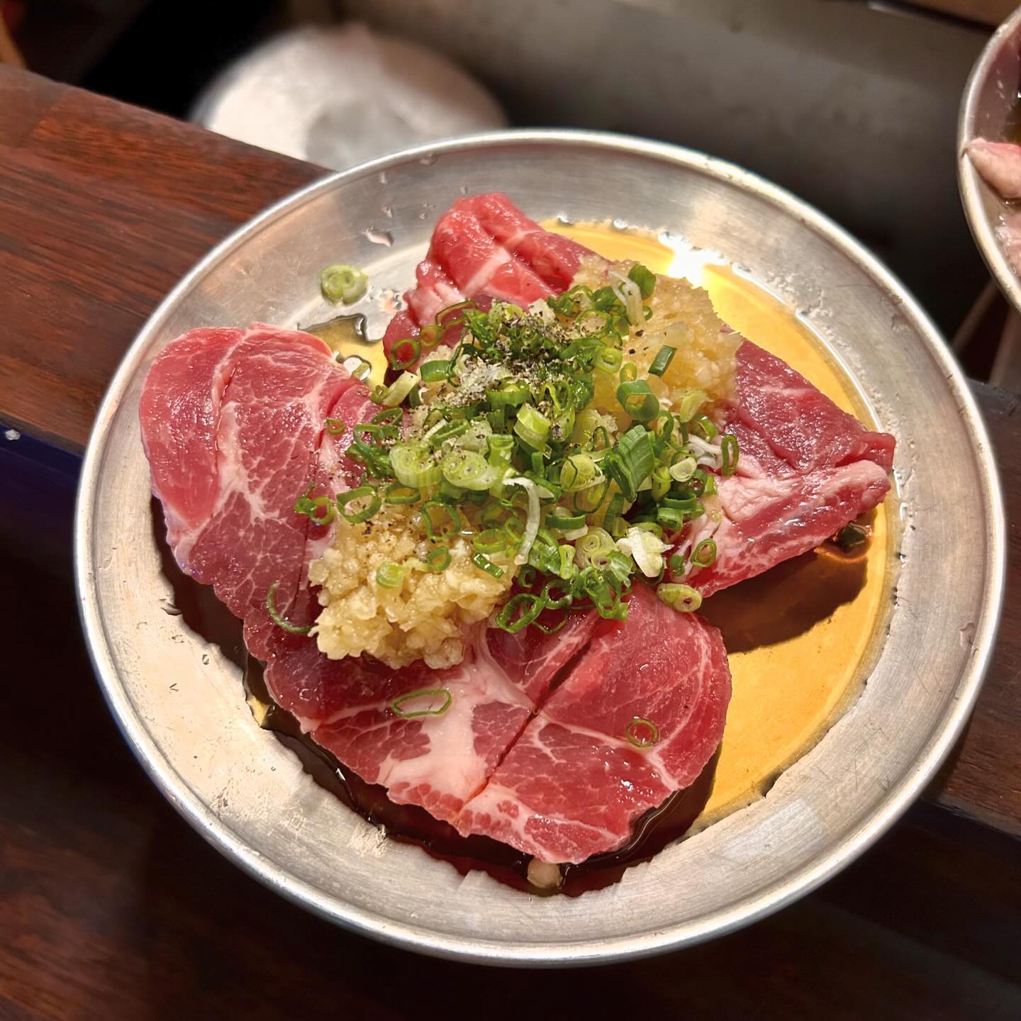 용산 몽상가

📍서울 용산구 한강대로38가길 7-16

용리단길 골목에 숨어있는 화로구이집!🔥
바로 앞에서 썰어주시는 고기를 화로에 칙칙 구워서 먹을 수 있어 맛있음 두배!😋
닭목살과 양념 이베리코 목살! 그리고 야끼소바까지!
고기와 함께 먹을 소스로 트러플 오일,간장,와사비,소금 
어디다 찍어도 맛나요☺️
구성도 알차고 전체적으로 가게분위기가 어둑어둑한 분위기에 개인화로에 구워먹으니 데이트 장소로도 좋아보였어요!
배가 불러서 나베는 못먹었지만 다음번에 가면 꼭!🥹

#몽상가 #용리단길 #용리단길맛집 #용리단길데이트 #화로구이 #화로구이맛집 #맛집추천 #맛스타그램 #먹팔 #먹스타맞팔 #먹스타그램🍴 #맛도리