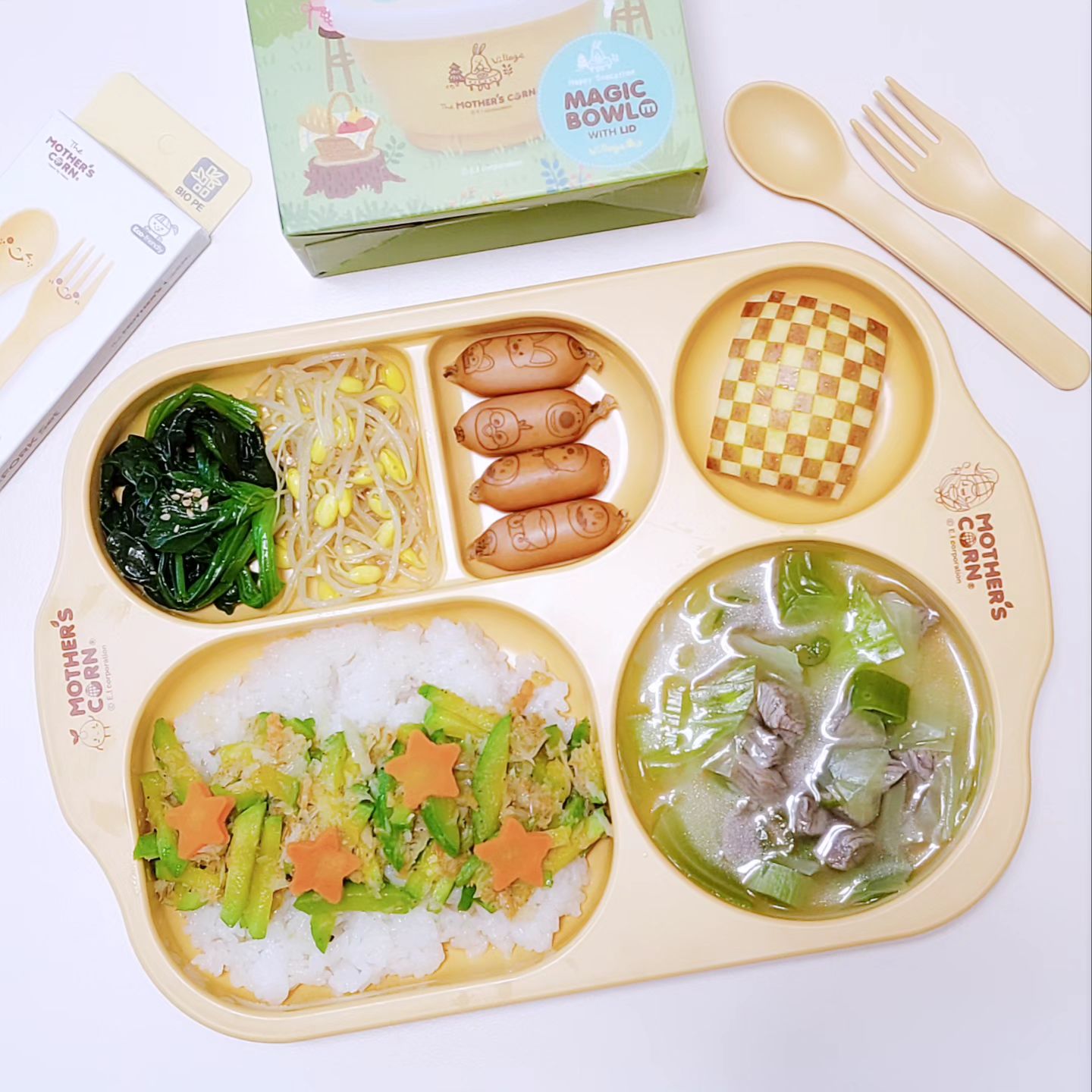 #제품제공 #워킹맘유아식 #유아식 #아이밥상
⠀
🍚🍴 시금치 무침,콩나물 무침, 뽀로로 소세지, 애호박건새우찜, 소고기 양배추 국
⠀
별이가 친정라이프 즐기러 떠나서 해리 혼자 먹었던 주말밥상이에요.해리가 진짜 좋아하는 양배추 소고기 국 끓이고 나물에 소세지까지 데쳐주니 든든한 점심 한끼 완성! 소고기 양배추 국은 레시피 따로 올려둘게요 :)
⠀
#마더스콘 에서 친환경 옥수수식기와 스푼,포크를 보내주셨어요. 옥수수 식기라 잘 떠먹을 수 있을까 했는데 나물까지 야무지게 떠서 먹더라고요. 제가 마더스콘 친환경 옥수수 식기 써보고 제일 좋았던건 식판이 크다는거! 보통 #유아식판 보다 밥 담는 곳이 넉넉해서 내년 예비초등 별이가 써도 충분할 것 같아서 저는 요거 하나 더 쟁일까 싶어요....💓스푼,포크는 5살 해라기 써도 딱인 크기라 더 좋았어요 :) 국도 반찬들도 넉넉히 담을 수 있는 마더스콘 친환경 옥수수 식판,사용하기 편한 수저,포크까지 덕분에 밥이랑 반찬 넉넉히 차려줬네요.환경까지 생각한 친환경 식기 마더스콘에서 만나보세요!
⠀
다들 즐거운 주말 되세요 >_<
⠀
✔️친환경 유아식판 마더스콘 motherscorn_official