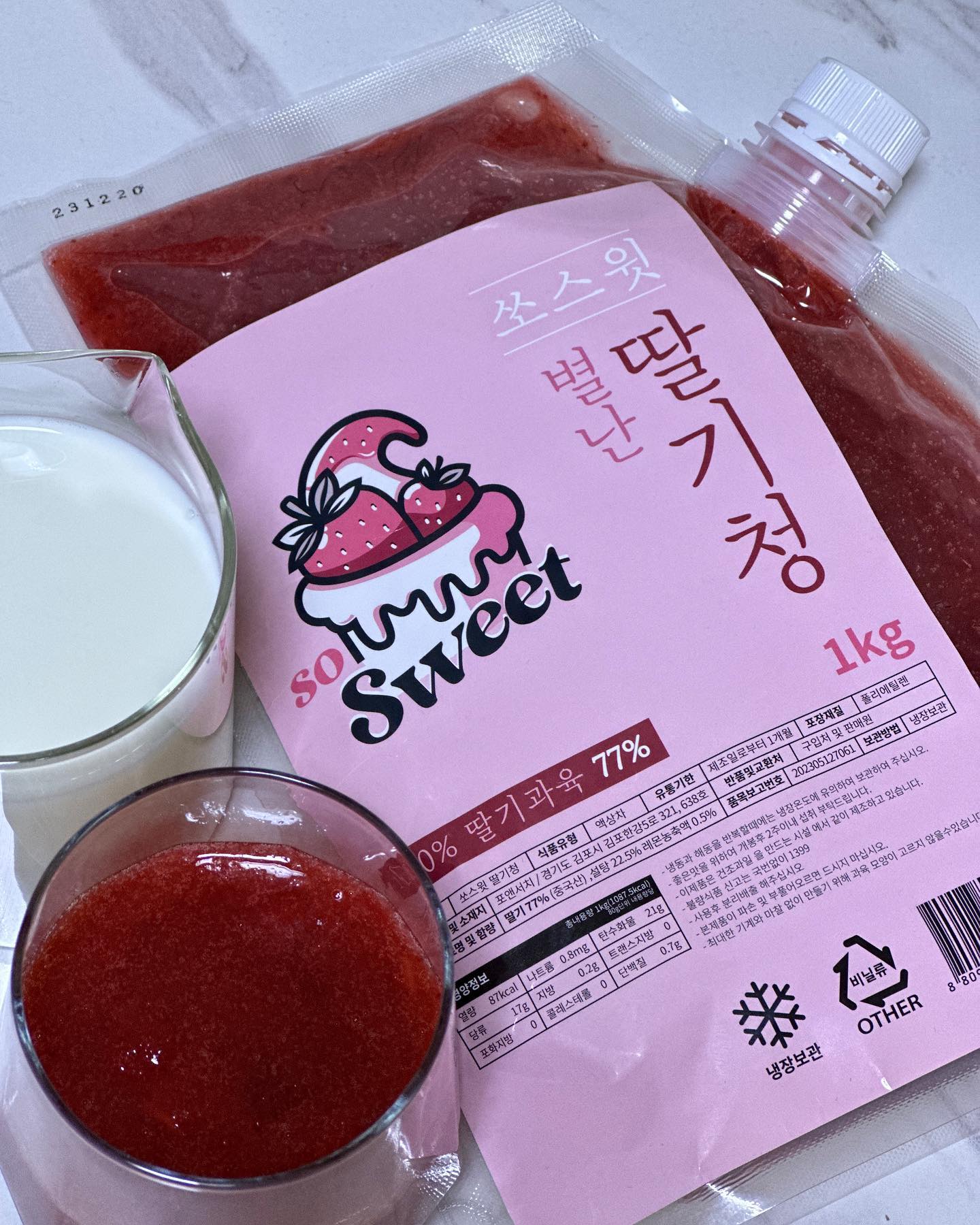 쏘 스윗 딸기청🍓🥛

겨울에는 딸기가 빠질 수 없죠!
겨울 필수 과일!!
과일 중에 최애최애💕과일이라능🍓

요즘 과일들이 비싼거 아시죠??
특히 딸기가 넘 비싸기도하고..달지도않구요..

그래서!! 
딸기 러버인 제가 요고 먹고 맛있어서 
딸기청을 가지고왔어여🍓🍓

만들고 순식간에 호로록 마셨잖아요🥛
딸기청도 판매 하는곳도 많지만
이 맛(수제맛)을 내기가 쉽지 않아서
저는 딸기라떼가 땡길때 마다 수제로 딸기청을 만들어 먹곤했어요
근데 웬걸 집에서 만든 것과 같아 놀랐잖아요
엄청 달지도 않구요 
인위적인 단맛을 싫어하신 분들에게도 추천해요!
레몬베이스가 첨가 되어 새콤달콤맛이에요
부드러운 식감을 위해 직접 으깨서 만들다보니 식감이..
말모말모🍓 그자리에서 두잔 마셨다능😆 🍓🥛

✔️ 과육이 입안 가득가득!
✔️ 수제 과일청이라 톡톡 쏘는 매력적인 맛
✔️ 남녀 노소 모두 좋아할 맛!

▫️새콤달콤 딸기과육으로 가득
▫️톡톡 씹히는 딸기 과육(77%)함유
▫️No색소(오로지 과일로만) ,
 No첨가물,(원당+꿀 이외), 
  No방부제

집에서 누구나 쉽게 만들어 먹기 간편하고, 보관하기 편리한
스파우트파우치로 되어 있어 만들어먹기 편하더라구요

{레시피}
• 딸기라떼: 청100g+우유200ml
• 딸기에이드: 청100g+ 탄산수100ml
• 딸기 요거트: 청2스푼+ 그릭요거트1개(80g)+그래놀라시리얼

✅ 제품 수령 시 1~2일 후숙 후 드시는걸 추천

구매란은 프로필 링크에 있어요💕
