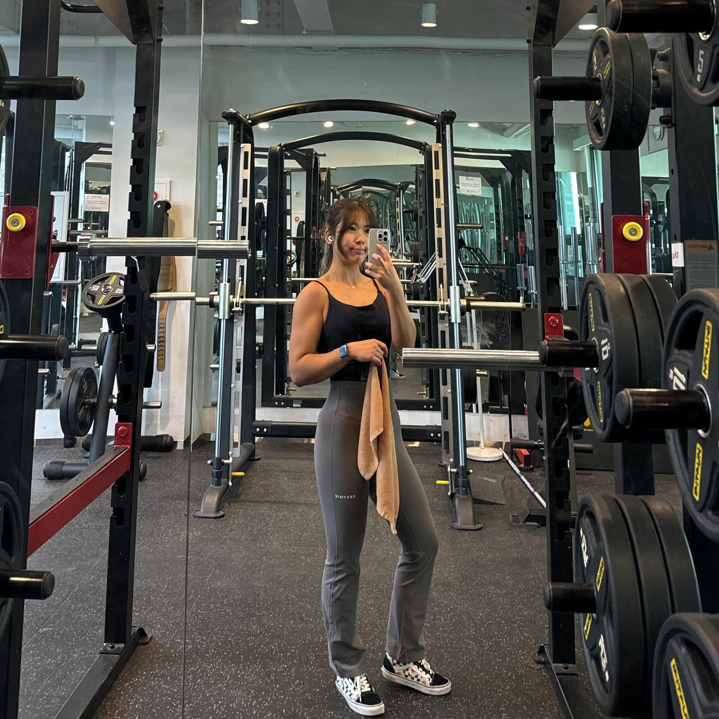 #240321 #오운완

등 한지 얼마 안 된 것 같지만 팩트🥴 재밌는 걸 어떡해
어깨도 깔짝
2미터로 만들어주는 부츠컷레깅스
사놓고 택도 안 떼고 구석에 박아놓은 부츠컷레깅스
허공을 바라보는 눈빛

저번에 날개뼈를 너무 붙여서 어좁이로 나온 것 같아서
내가 좋아하는 정수리샷 ㅋㅎ
스트레칭존 조명 맘에 안 ㄷ..들…
자연광 원츄

오늘의 TMI
기사 응시자격서류 제출 안 해서 아침부터 헐레벌떡 군 경력증명서 떼러 감
동사무소 직원 이모님 너무 친절하셔서 눈물
역시 민간인 민원처리여서 그런지 30분만에 FAX 보내줌
산인공단 직원분도 너무 친절하심 ㅠ
헬스장 왔는데 텀블러 두고 와서 다시 집 다녀옴 그래도 3분거리
오늘 암풀다운 완전 맛도리

오늘의 운동🫡
- [ ] 턱걸이 워밍업
- [ ] 케이블로우
- [ ] 시티드로우
- [ ] 랫풀머신
- [ ] 랫풀다운
- [ ] 케이블암풀다운
- [ ] 펙덱플라이 어깨 후면
- [ ] 숄더프레스
- [ ] 사레레(달리숑님 릴스에 나온 방법) dalrisyong 
- [ ] 추가 사레레