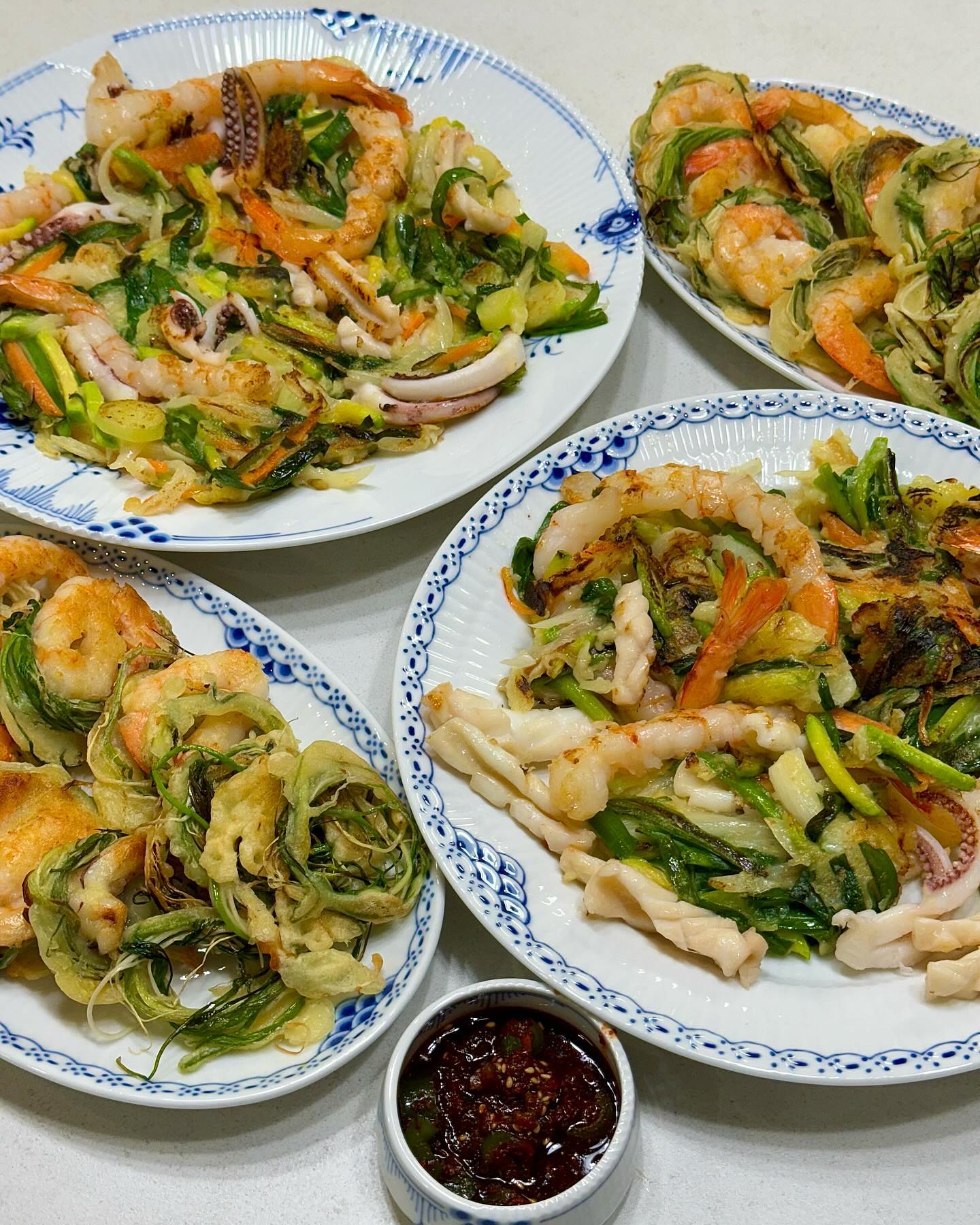 지난피드올리기✔️ 

손 큰 뒷집 동생 부침개클라스👍

새우 오징어 듬뿍🦐🦑 

재료가 아낌이 없다 진짜 최최고!!!👍👍👍
 
2차로 갈비찜까지~~술이 술술~~~🍶

대체 몇병을 마셨는지 ㅋㅋㅋ 

#부침개#해물전#술안주#최고다정말
#밥해주는동생#너무너무맛있다#늘고마워
#삼형제맘#삼형제가사는집#seraleelife