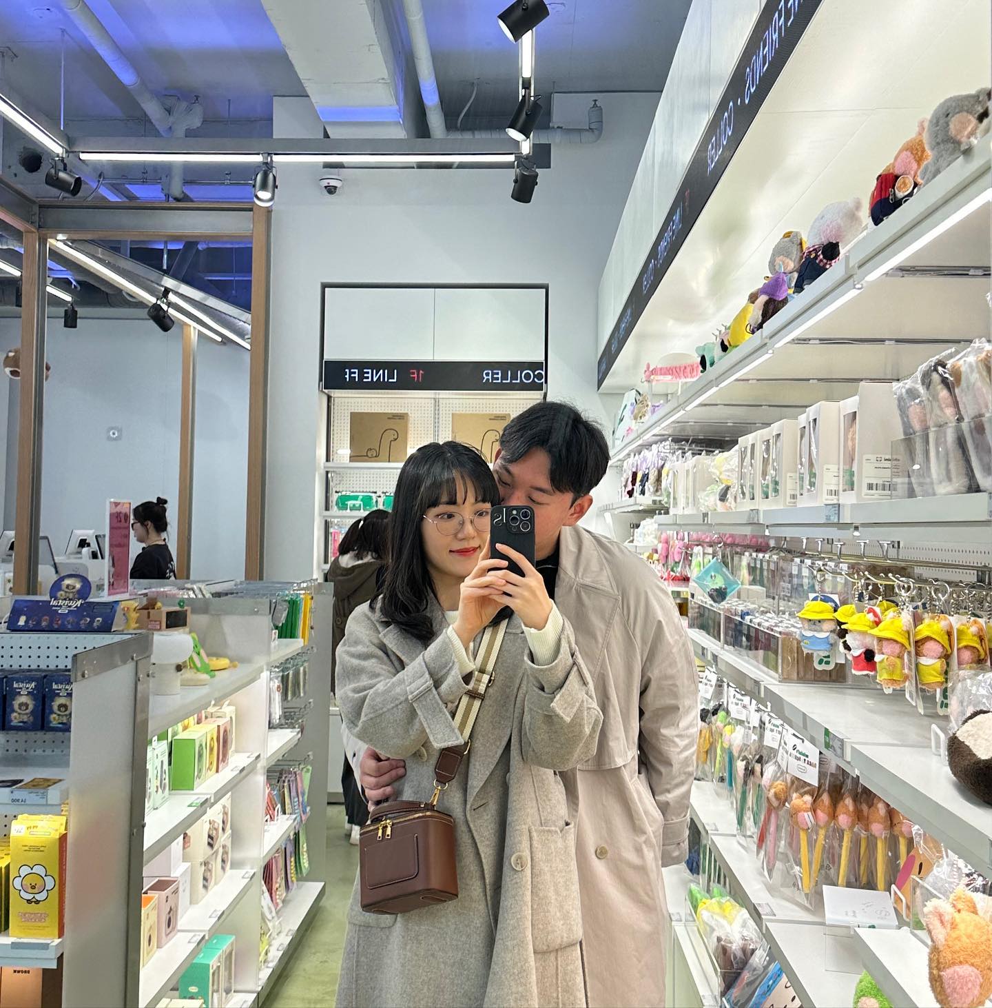 텍사스데브라질은 결코 쉽지 않았다.
그렇게 잘 먹는 지영이도 버거워했다.
배부른 산책은 졸리지만 좋았다.
며칠 전부터 우리만의 로고(?)를 만들어
직접 공방에 가서 각인했다.
너무 크게 넣은게 아쉽다..
지영이랑 있으면 시간이 너무 빨리 간다.

#텍사스데브라질 
#커플폰케이스 
#가로수길
#한강