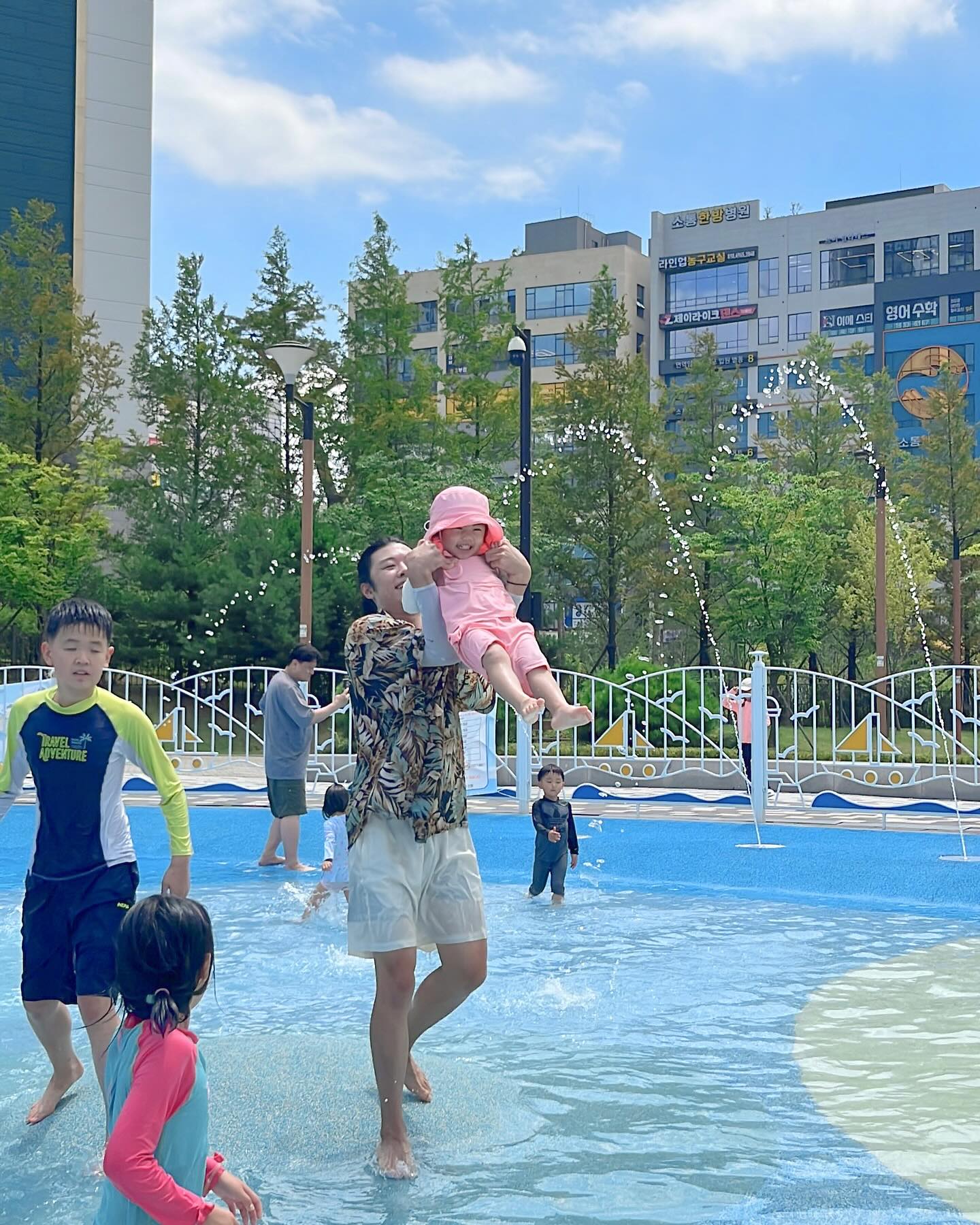 🧸 31갤 서윤이의 여름방학 이모저모

1일차, 아빠랑 트레이더스 쿠킹클래스
2일차, 친구들이랑 냥냥키즈룸 키즈카페 대관 
3일차, 외할미랑 산아래제빵소
4일차, 외할미랑 고양어린이박물관
5일차, 삼촌이랑 외할미랑 지축 근린공원 물놀이터
6일차, 외할미랑 웰니스 찜질방
7일차, 이모랑 외할미랑 카페데이트 (웨스트진 베이커리)
8일차, 엄마 드디어 병남. 엄마 아파서 골골 ...☠️
9일차, 시부모님 결혼기념일 축하파티로 마무리 -!

이번 여름방학 목표는 
온전히 서윤이만을 위해 시간을 쓰면서
내 일은 하나도 하지 않기.
나도 같이 놀면서 맛있는 것도 맘껏 사먹고 푹 쉬기.(대성공)

덕분에 개학하자마자 일 폭탄맞을 예정이지만
서윤이 행복해하는 사진들보며 뿌듯해하며 자야겠다.💙

서윤 감기와 엄마의 컨디션 난조로 
계곡 스케줄 무산된 것이 가장 아쉽지만🥲
이제 남들 휴가철 끝났으니 
우리가족 여름휴가계획을 세워볼까나〰️🏝️〰️

(남들 안갈때 여행가는 걸 좋아하는 편 ,, 
가성비 못잃어 ,,)

#31개월아기 #여름방학 #우리엄마제일최고사랑해❣️