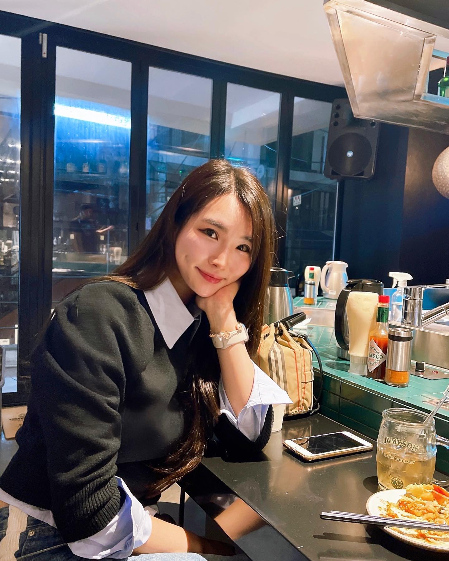 #협찬 
요새는 맛집이 워낙 많아 동네아니고서야 왠만해선 
2번이상은 잘 안가게 되는거 같은데
우와는 처음 본점 오픈 할 쯤 부터(약 7년전 쯤 같은데?)몇번이고 찾아갔던 찐 맛집이에요 !

이미 너무나 유명한 우와, 이번엔 우와연남점 을 다녀왔는데 분위기도 깔끔하고 연남점도 역시 맛있엇어요 

여전히 우와를 외쳤던
눈도 즐겁고 철판에다 따끈따끈 먹을 수 있는, 우와 
야끼소바는 생면을 사용하고
오꼬노미야끼는 밀가루를 사용하지 않고 마 를 사용해서 식감도 좋고 양배추도 가득있어서 👍👍👍 맛도 3가지씩 다양하게 있어요 ~!
맛도 맛있지만 비쥬얼도 우와 인 우와 ✨
하이볼도 깔끔해서 같이먹으면 
캬~더할나위 없쬬 ㅎ!? #알콜러버 🧸

결론은, 오꼬노미야끼! 하면 딱 생각나는곳으로
데이트 코스로도 좋고
우와 안가보신분은…. 언능 다녀오셔야해요…!!!!
✏️오꼬노미야끼+야끼소바 요렇게 하나씩은 필히 주문 하고 음료나 주류와 함께 곁들여보세요☺️❤️

✔️밀가루Free오꼬노미야끼
✔️생면야끼소바
✔️오꼬노미야끼엔 새우 토핑 추천
✔️야끼소바엔 돼지고기 추천 

📍우와연남점
12:00~22:00 (14:30~17:00브레이크타임) 

#홍대맛집 #연남파크맛집 #연남동맛집 #연남동데이트 #연남동이자카야 #연남동오꼬노미야끼
