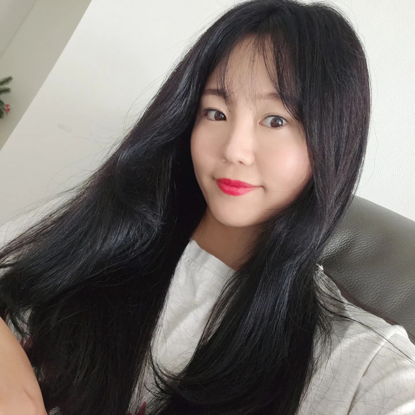 염색하고 이미지 변신? 😉
10년만에 검정머리..
완전 흑갈색으로 염색했는데
보기에는 그냥 검정색 같은 🥲

여름이라 할까말까 고민했는데
세상 귀차니즘으로 뿌리염색하러 다니기
귀찮아서 질러버렷어요?

가을에는 단발도전해야지 🫶