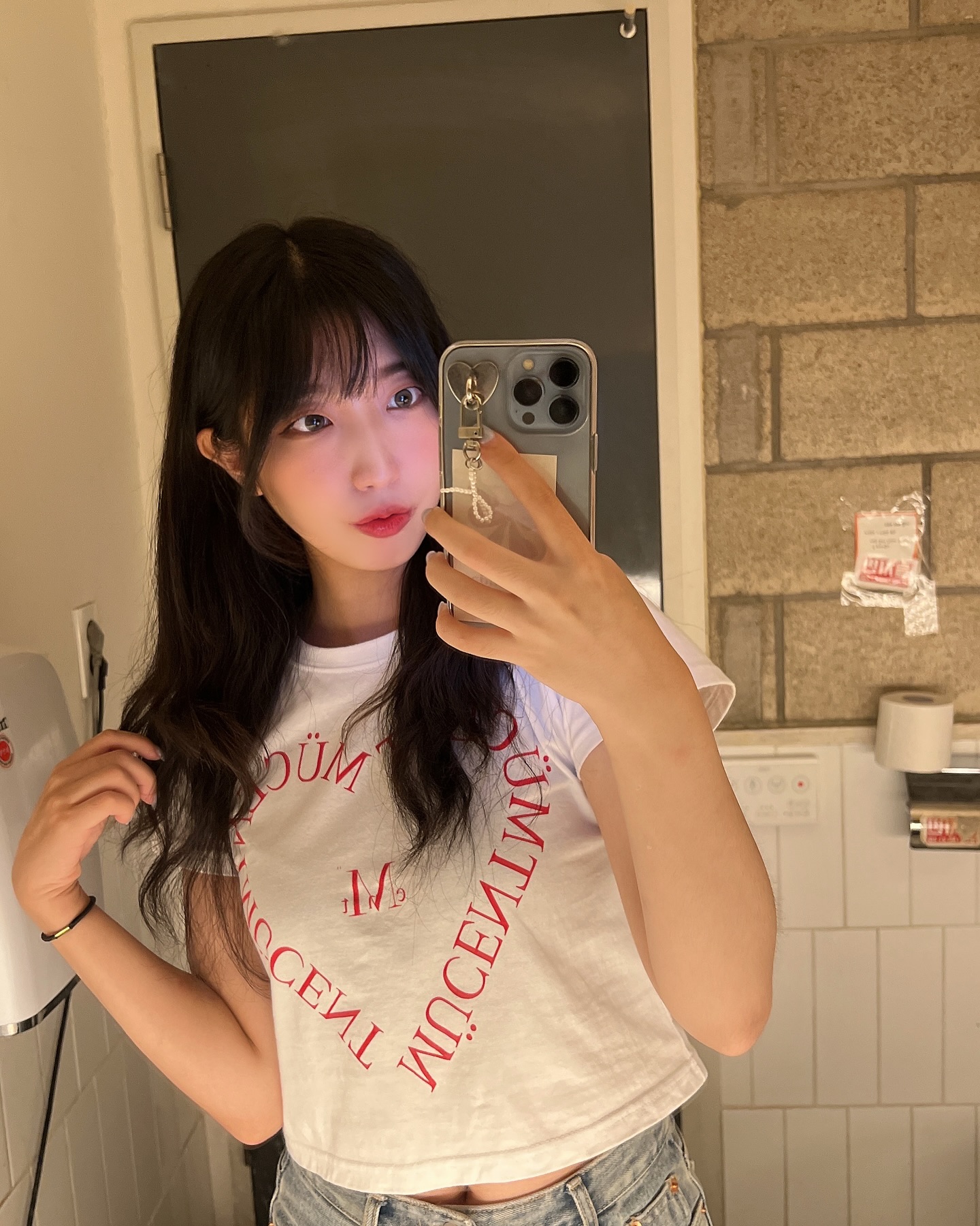 비슷한 구도에 같은 표정이지만 
엄연히 다른 사진 🧐(?)😳