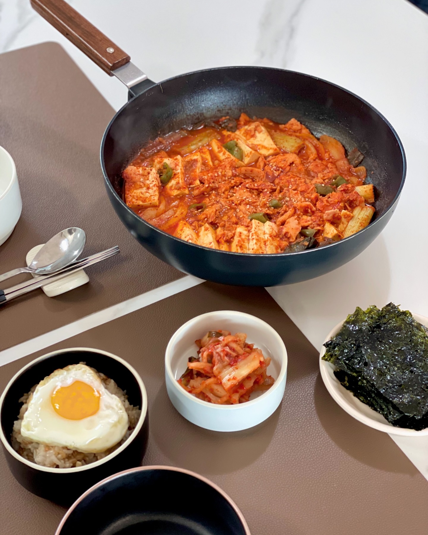 🏷️ 스팸두부두루치기 만들기

스팸두부두루치기 요고 하나면 밥 한공기 뚝딱
스팸을 봉지에 넣고 으깨주었더니 고기 식감이 나더라구요
양파+대파+두부도 듬뿍 넣어주고 양념장 넣고 마지막에 청양고추까지 넣어주니 매콤칼칼하니 지짜 맛있어요
김에 싸먹으면 두배로 맛있으니 꼭 같이 드세요!

하트계란후라이 실패해서 아쉽🥹
사랑이 모자랐나봐요😂😂😂

양념장 : 고추장1+된장0.5+고춧가루1+다진마늘1+설탕1+진간장1+물180ml

맛있는 저녁 되세요🙏

#스팸두부두루치기